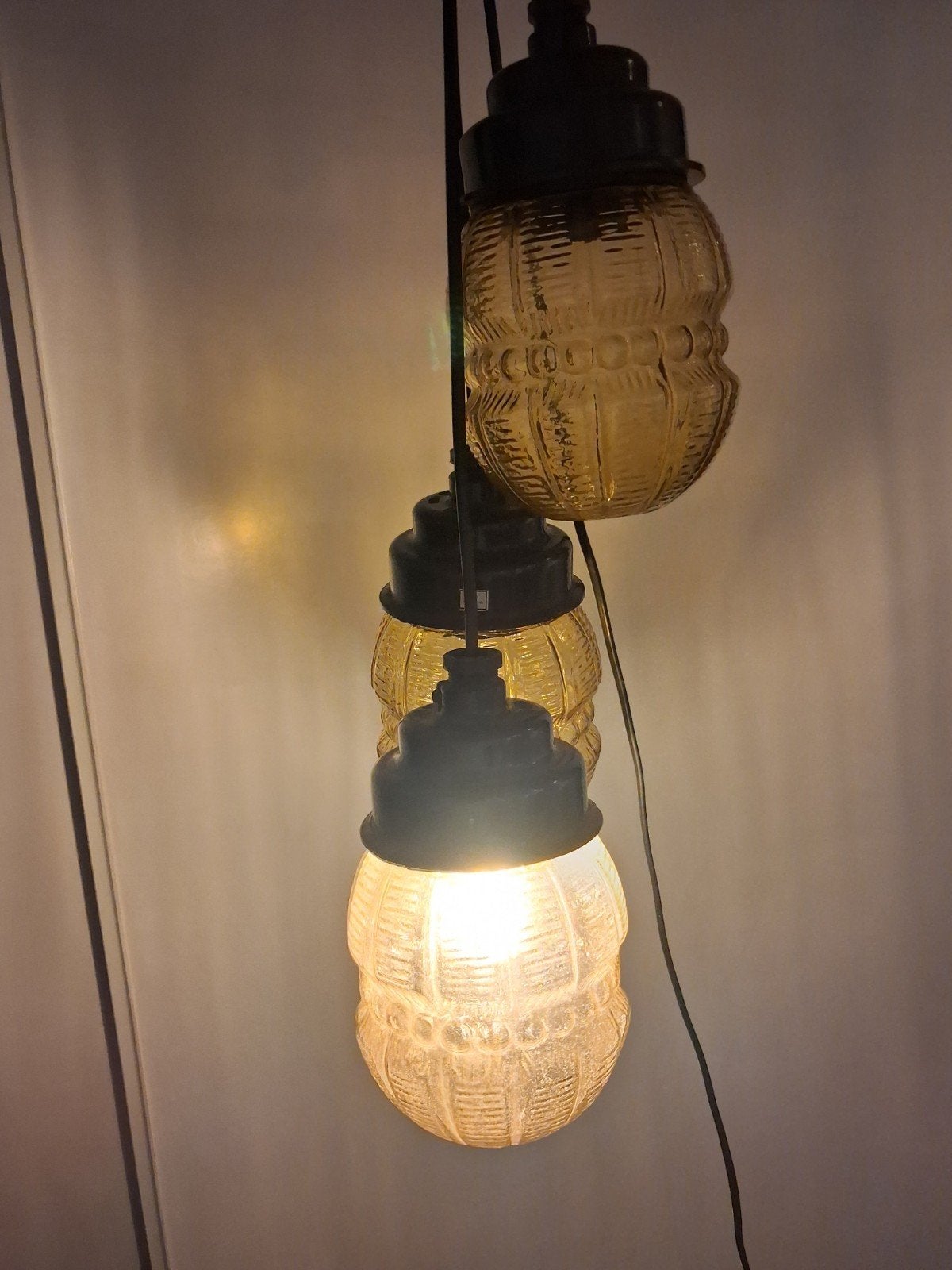 drie new old stock industriële kleine gele glazen hanglampen, Nieuw, Vintage industrieel, Glas, E27 (groot)