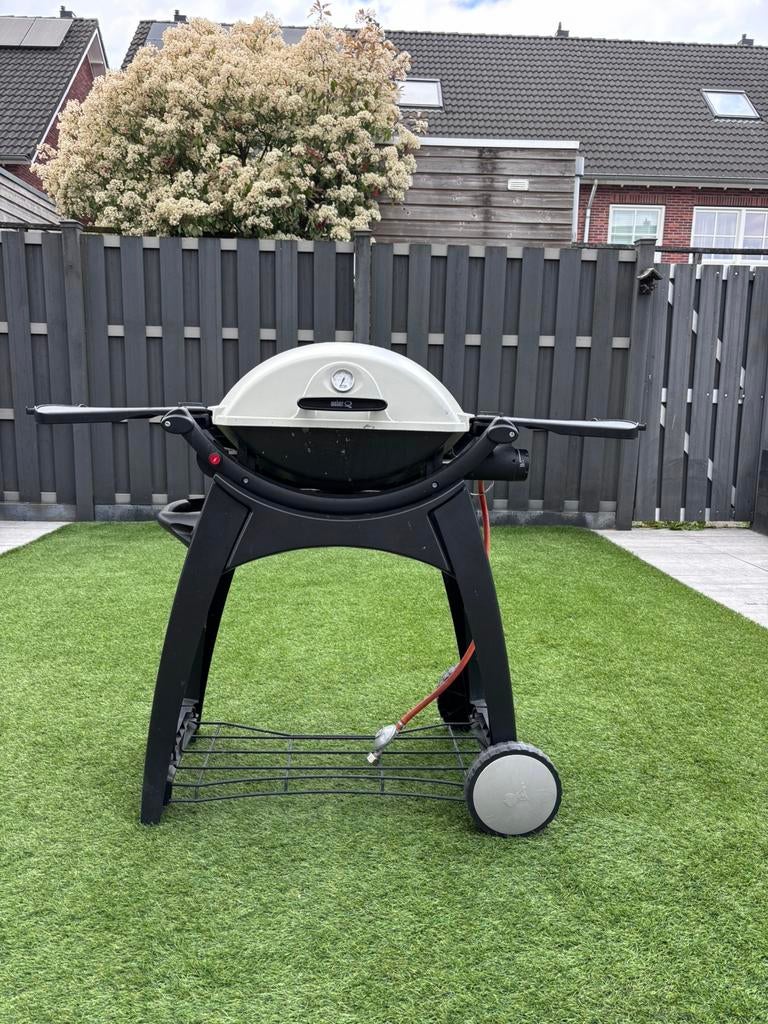 Weber Q220 / 2200 met verrijdbaar onderstel., Ophalen, Gebruikt