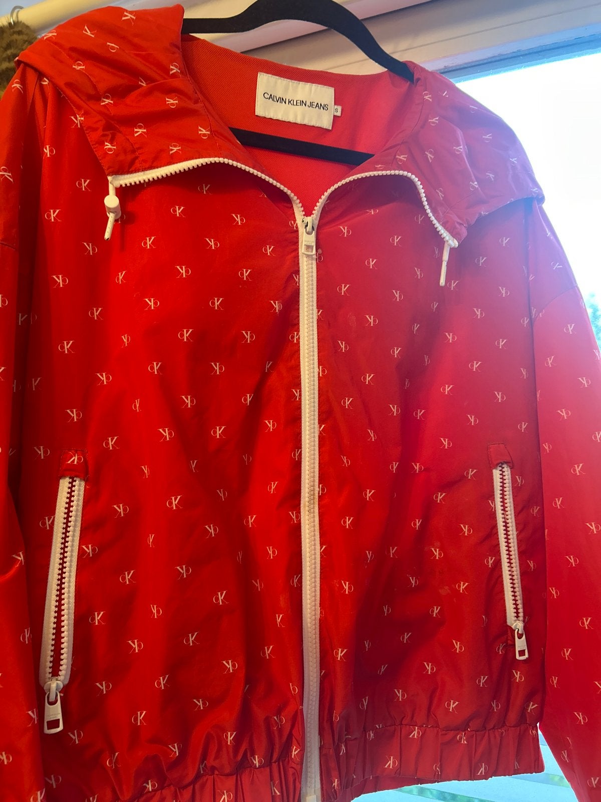 Calvin Klein Jeans Windjack Rood met Monogram Print, Kleding | Dames, Jassen | Zomer, Ophalen of Verzenden, Zo goed als nieuw