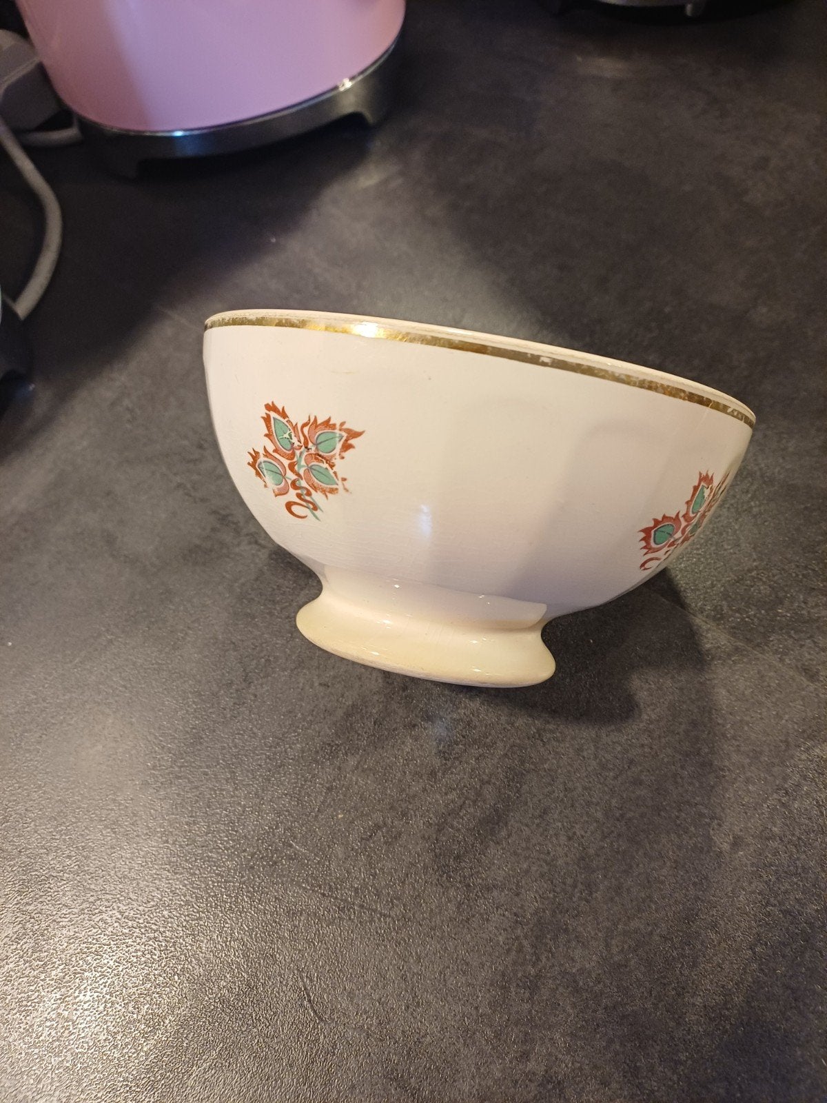 Mooie brocante vintage Franse Spoelkom roomwit met blaadjes, Antiek en Kunst, Verzenden