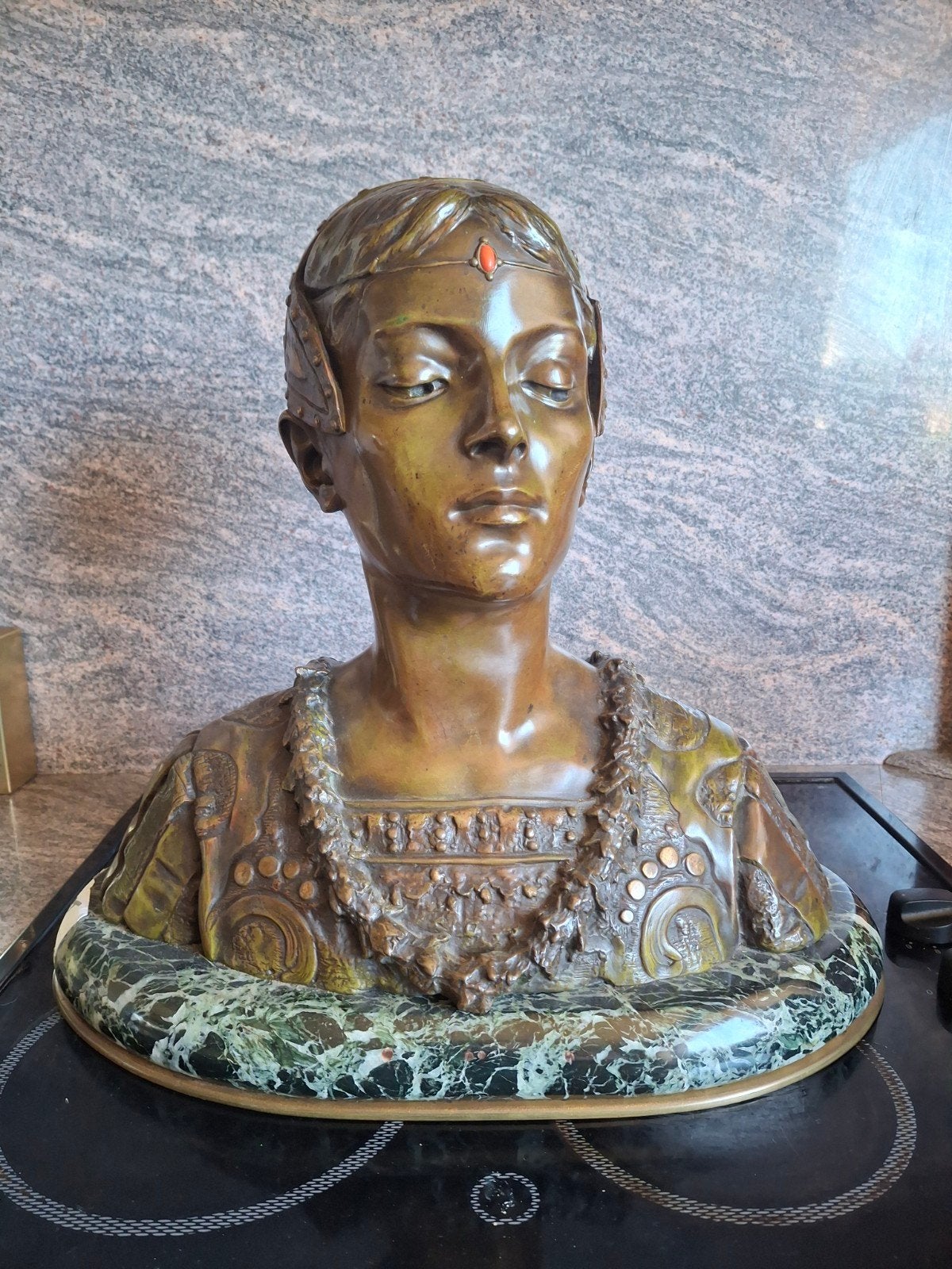 Bronzen buste van een vrouw, gesigneerd G. Colombo, Ophalen