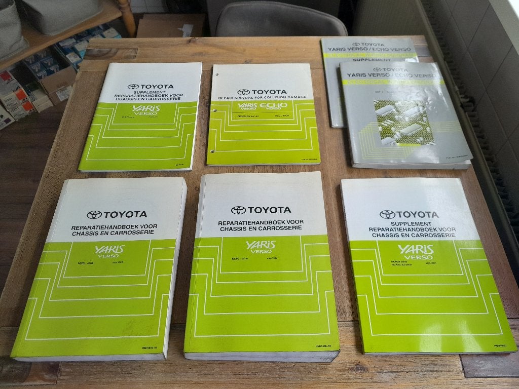 7 Delige Set WERKPLAATSHANDBOEKEN - TOYOTA YARIS VERSO, Auto diversen, Verzenden