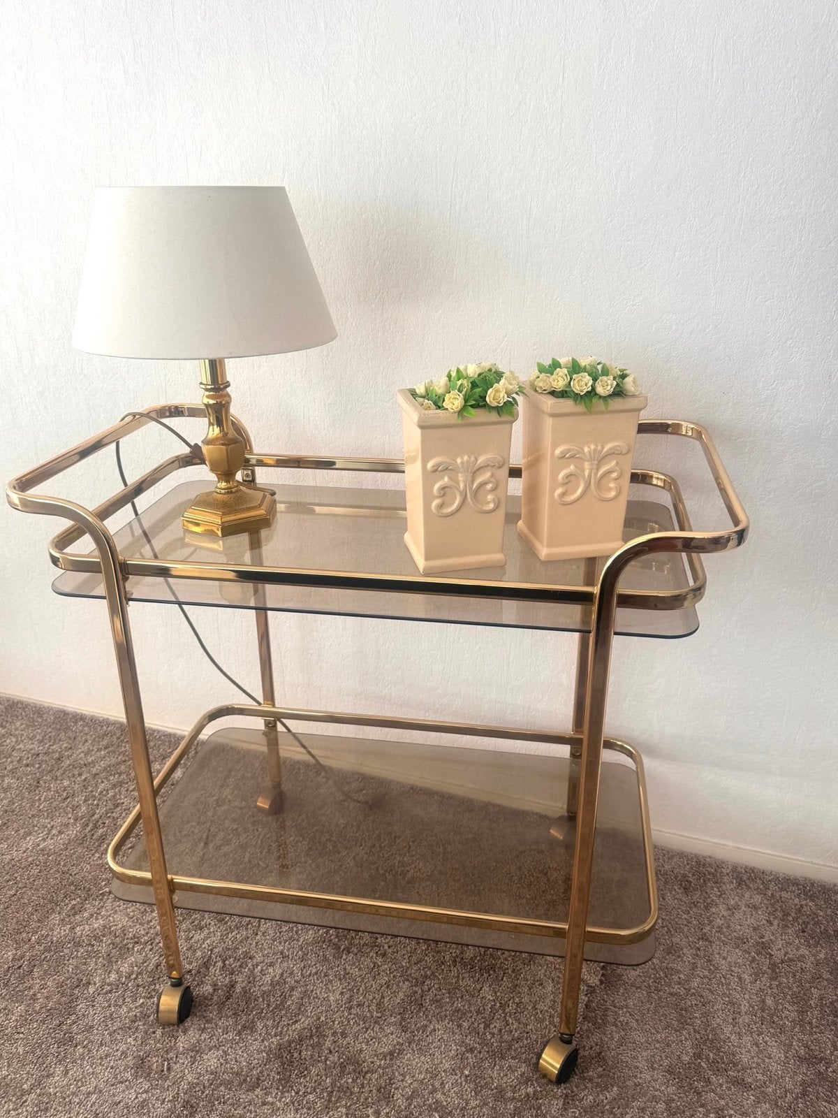 Gouden serveerwagen met glazen planken, Ophalen
