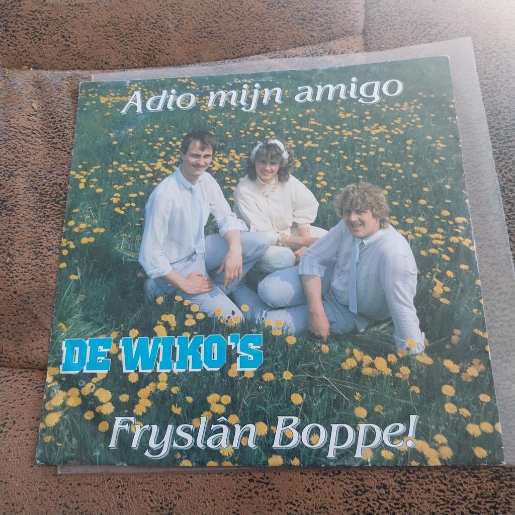 De Wiko's - Adio mijn amigo / Fryslân Boppe! (Single), Cd's en Dvd's, Gebruikt, Fotohoes, 7 inch, Ophalen of Verzenden