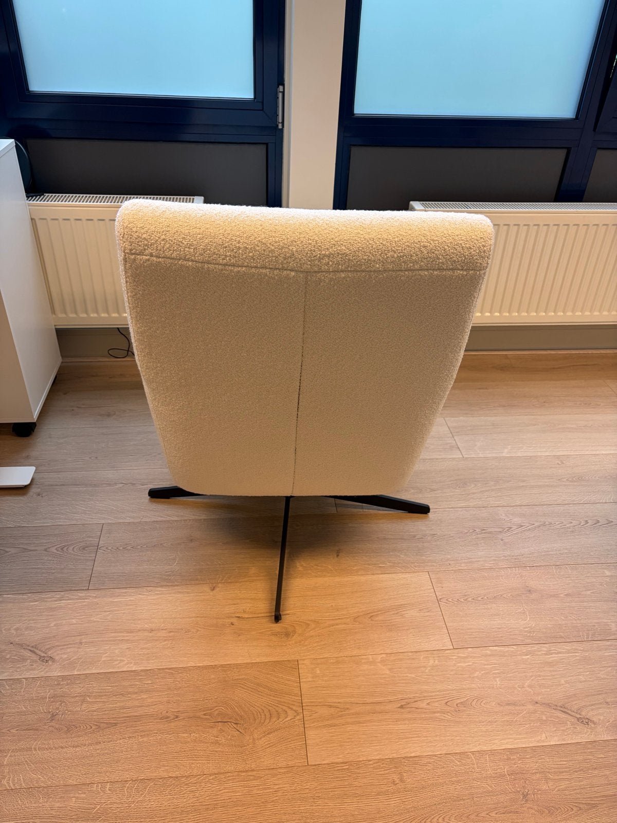 2 stuks. Moderne draaibare fauteuil - Crème bouclé stof, Ophalen, Overige kleuren, Zo goed als nieuw, Eén