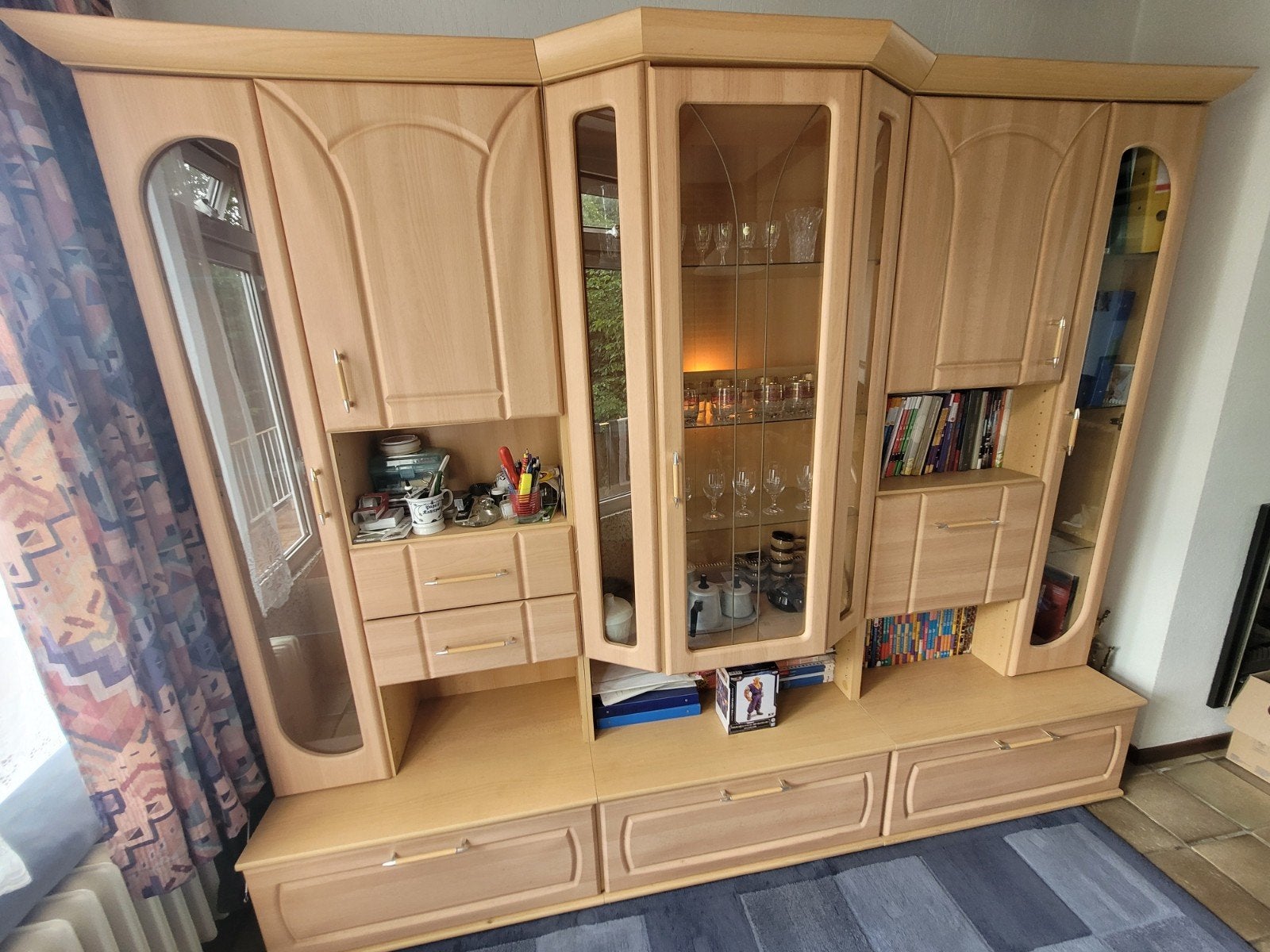 Grote wandkast met vitrine en opbergruimte, Huis en Inrichting, Kasten | Wandmeubels, 250 tot 300 cm, Gebruikt, Met deur(en), Ophalen of Verzenden