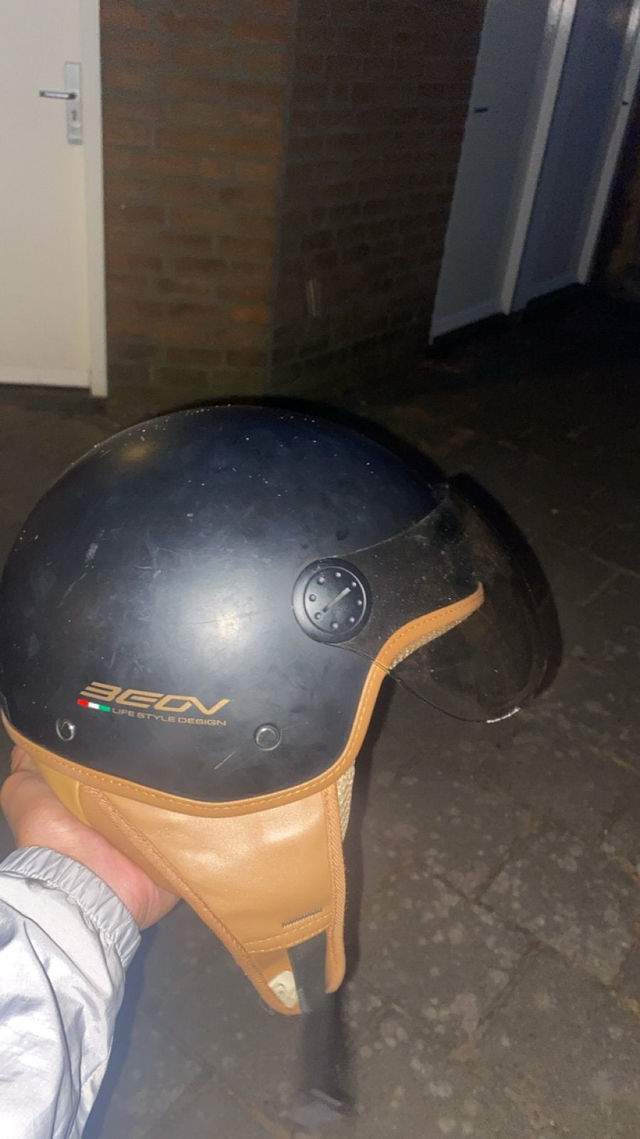 Stijlvolle Zegon scooterhelm - Zwart met bruin leer, Fietsen en Brommers, Ophalen, Gebruikt, Medium