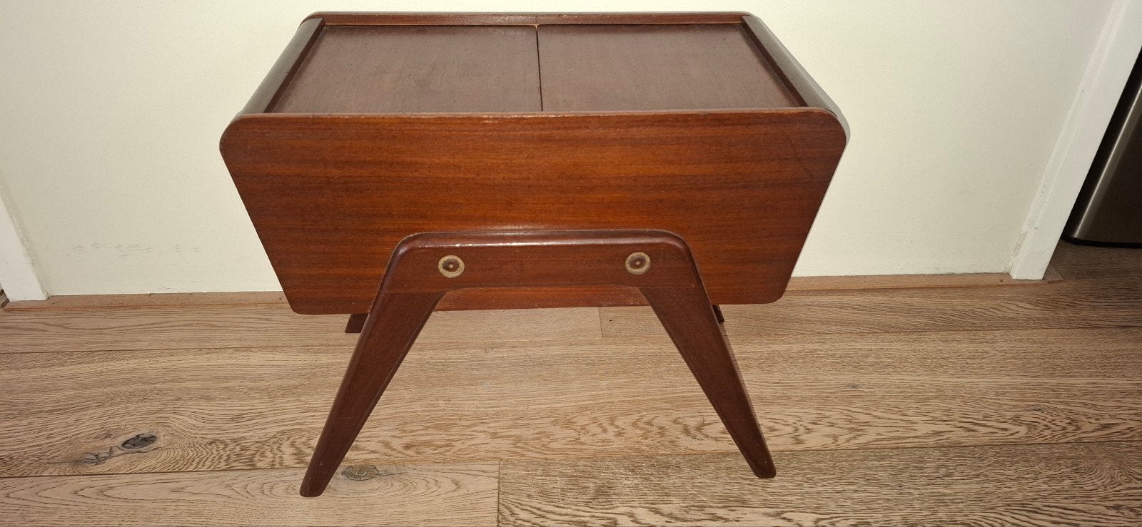 vintage deens naaibox bijzettafeltje . teakhout., Ophalen of Verzenden, Zo goed als nieuw, Rond, Minder dan 55 cm