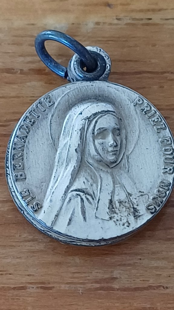 Medaillon van de Heilige Bernadette, Overige materialen, Gebruikt, Overige voorstellingen, Verzenden