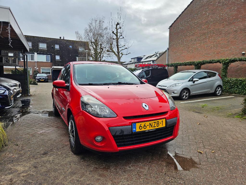 Renault Clio 1.2 16V 55KW 3-DRS E4 2011 Rood, Auto's, Voorwielaandrijving, 74 pk, 4 cilinders, 49 €/maand