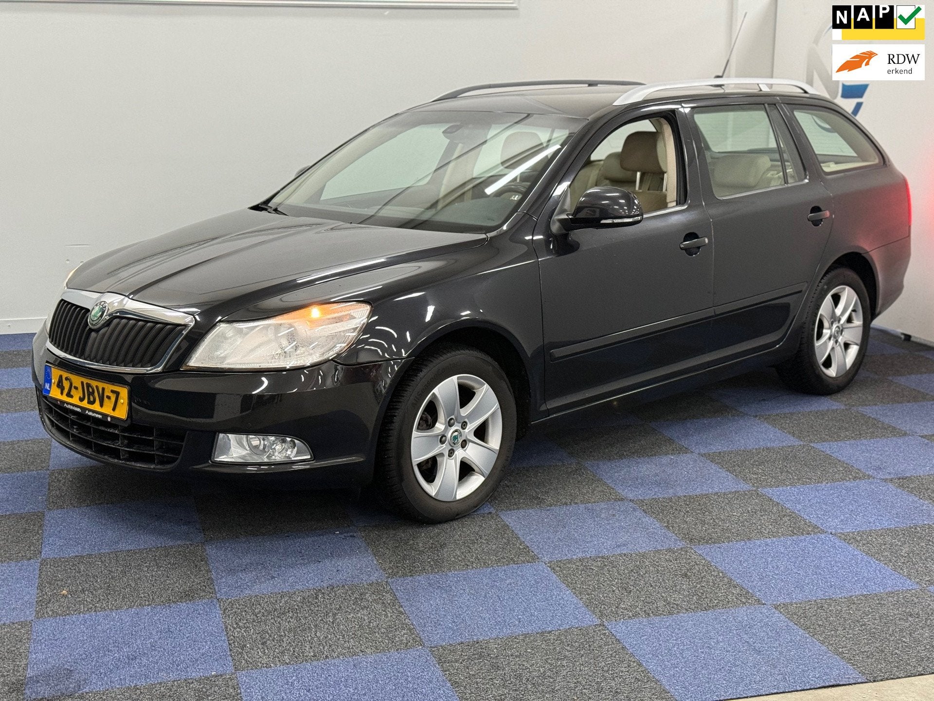 Skoda Octavia Combi 1.8 TSI Elegance / AUTOMAAT / LEDER INTR, Dealer onderhouden, 15 km/l, Gebruikt, Zwart
