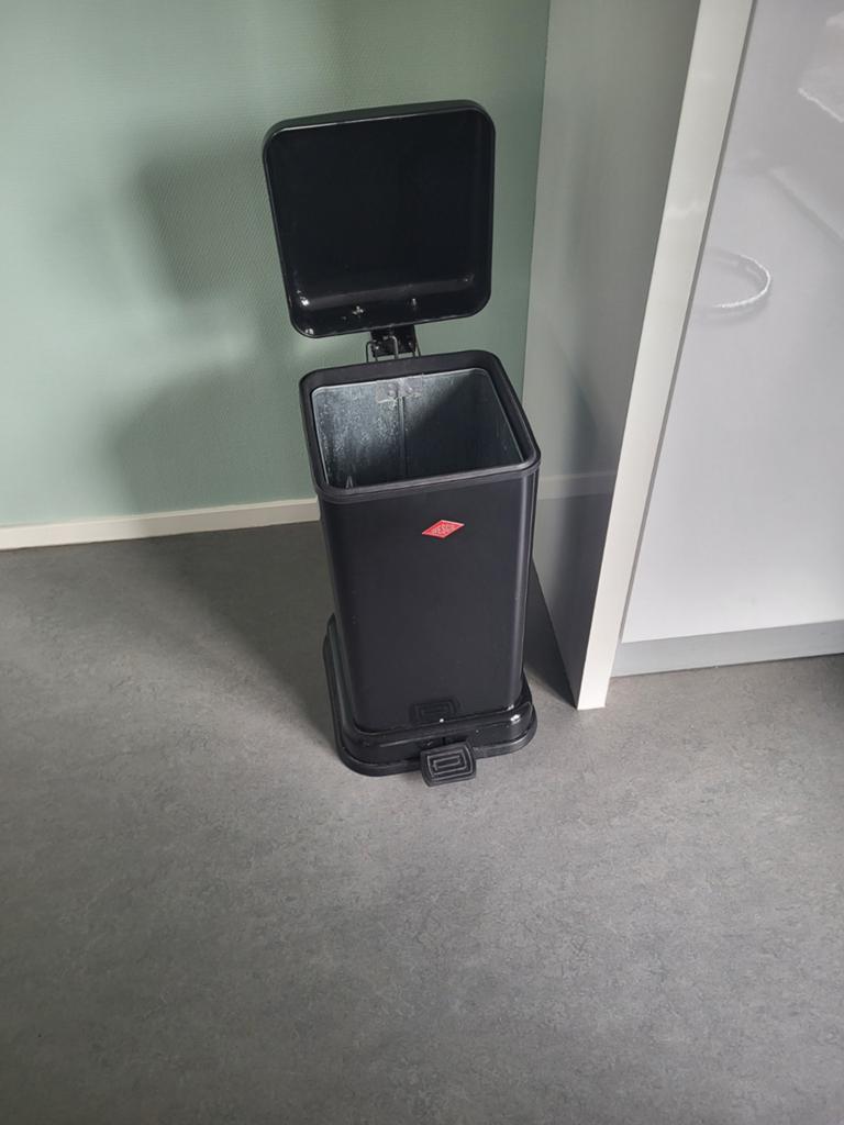 Wesco  prullebak, Gebruikt, Met pedaal, 50 tot 75 cm, 40 liter of meer