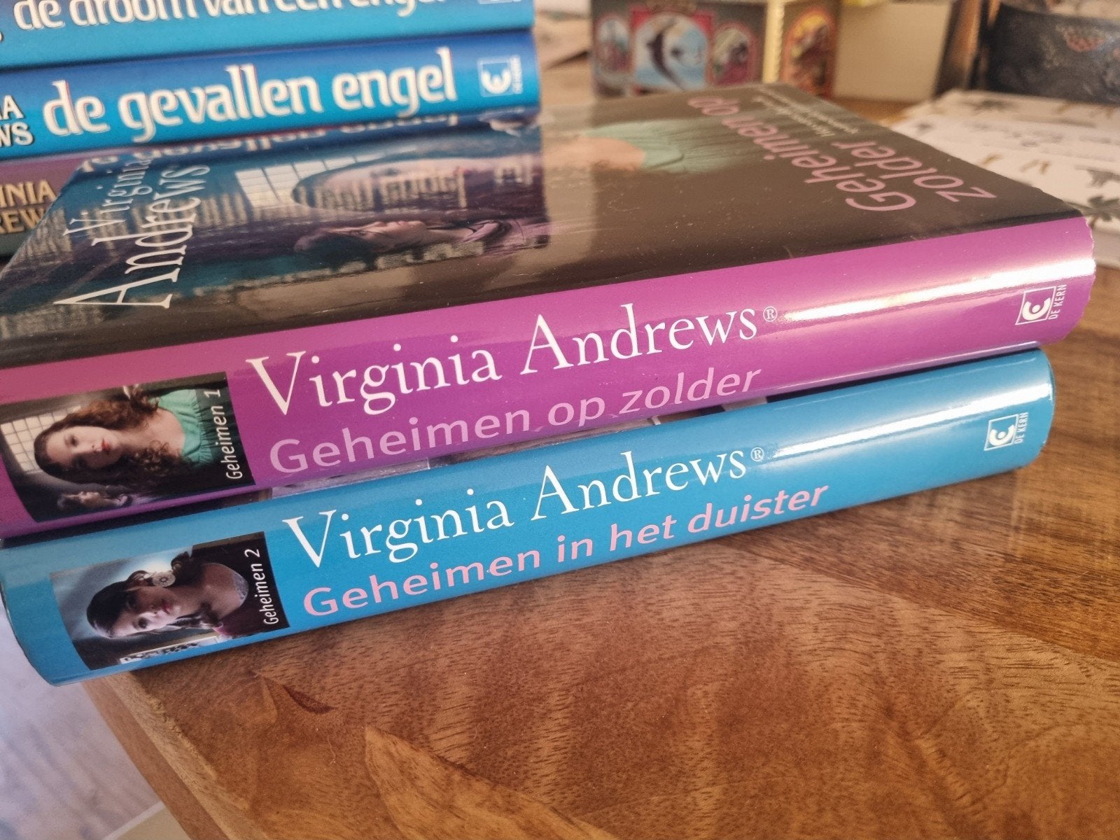 Virginia Andrews - Geheimen op zolder Geheimen in het duist, Boeken, Ophalen of Verzenden, Gelezen, Virginia Andrews
