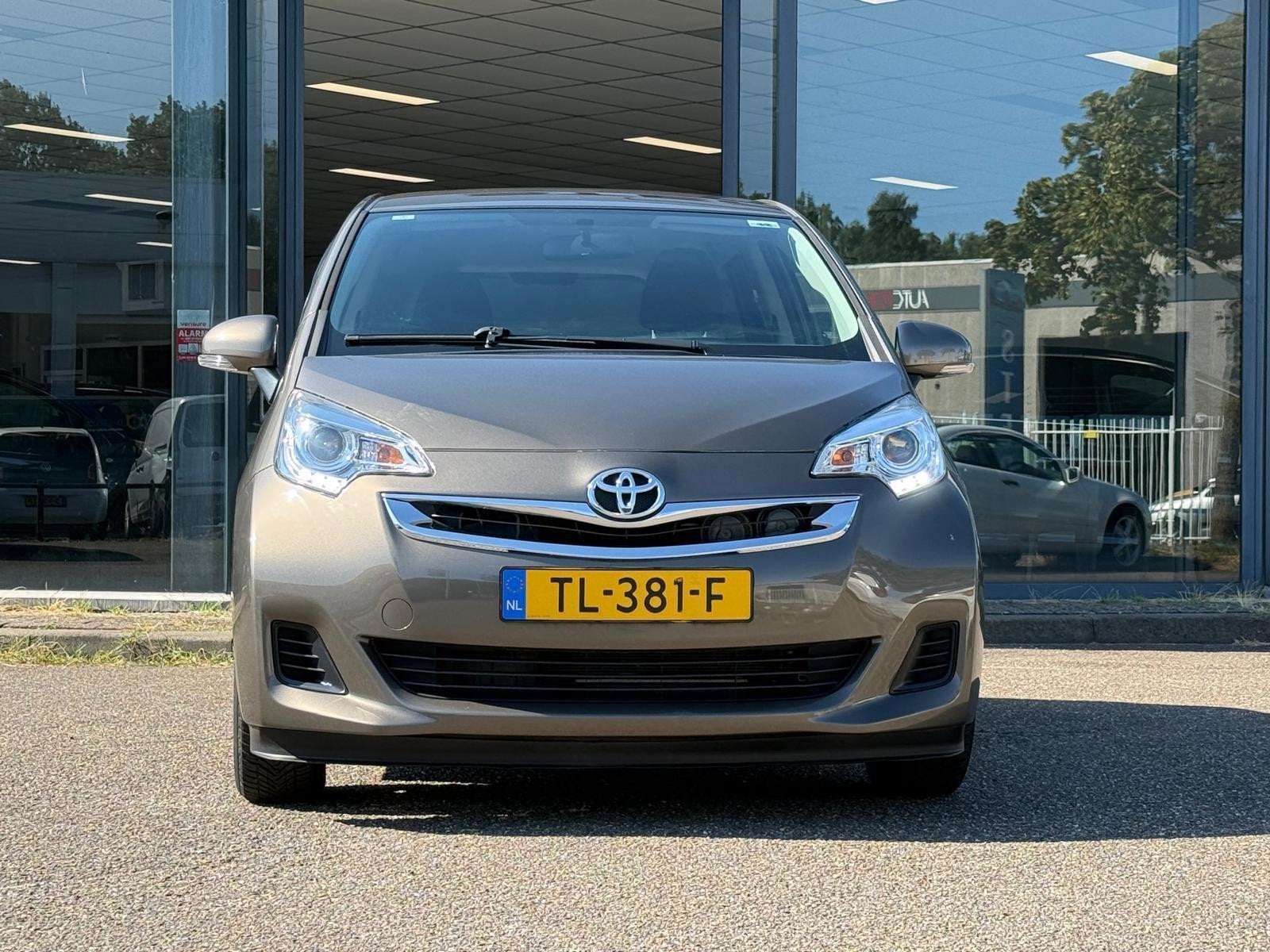Toyota Verso-S 1.3 VVT-i Aspiration|Airco|Camera|Cruise Cont, Auto's, Euro 5, Gebruikt, 4 cilinders, Bruin