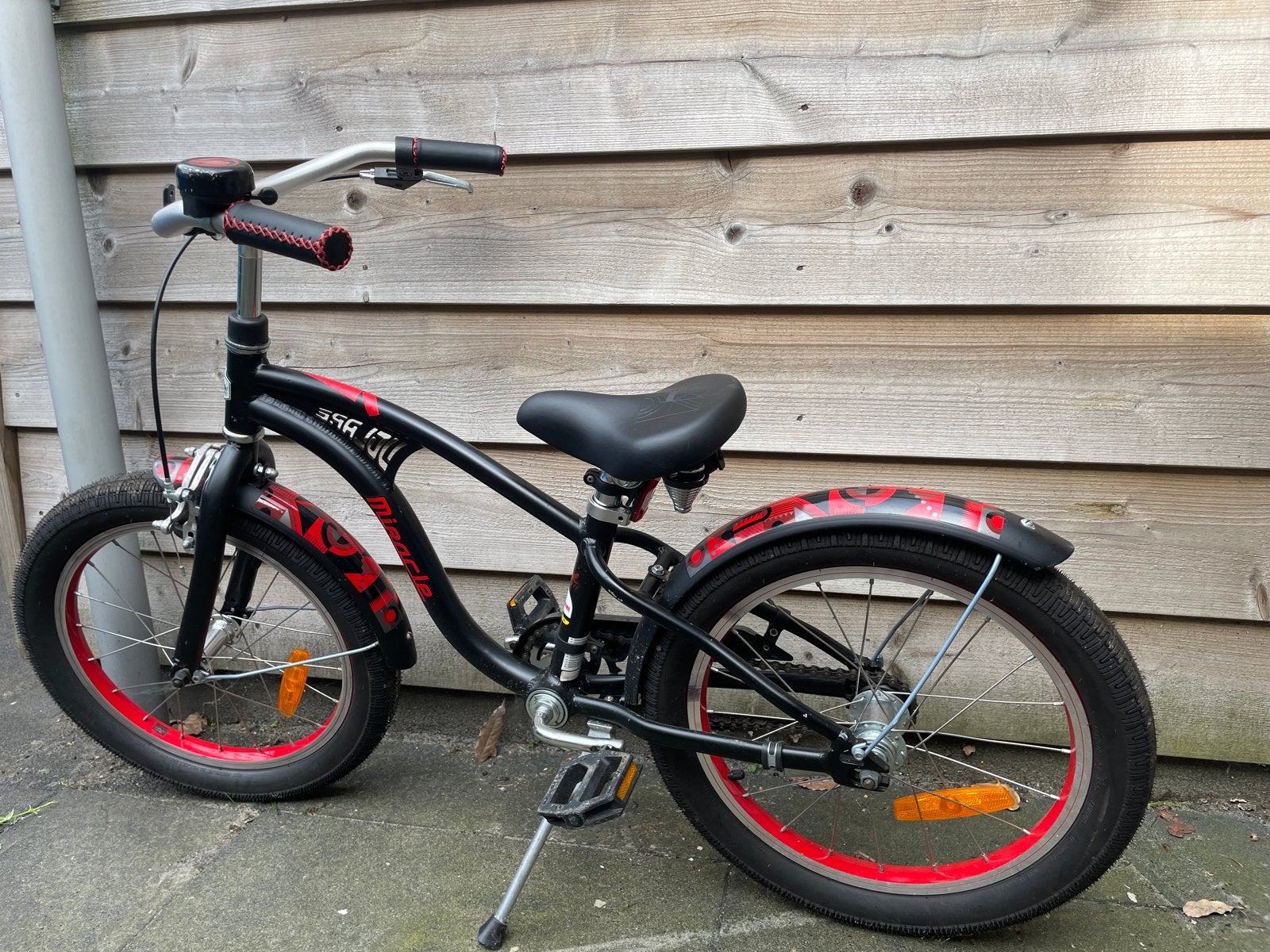 Zwarte kinderfiets met rode accenten - 16 inch, Fietsen en Brommers, Fietsen | Kinderfietsjes, Ophalen, Gebruikt, Terugtraprem