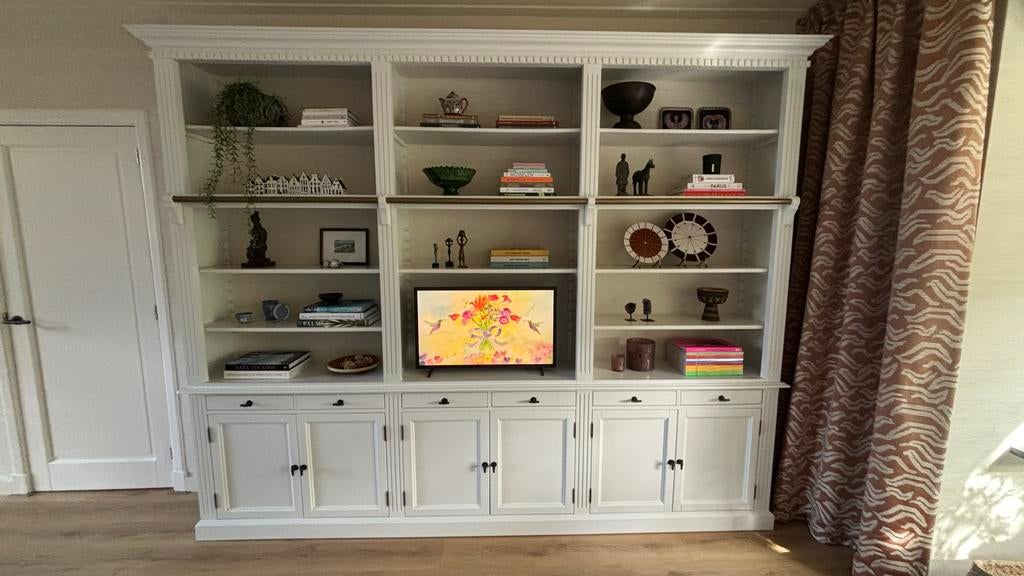 Grote witte boekenkast met opbergruimte 300x43x240H cm, Ophalen, Zo goed als nieuw