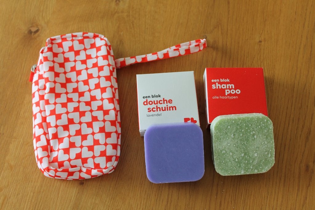 Verzorgingsset: blok doucheschuim + blok shampoo + tasje, Sieraden, Tassen en Uiterlijk, Uiterlijk | Lichaamsverzorging, Ophalen of Verzenden