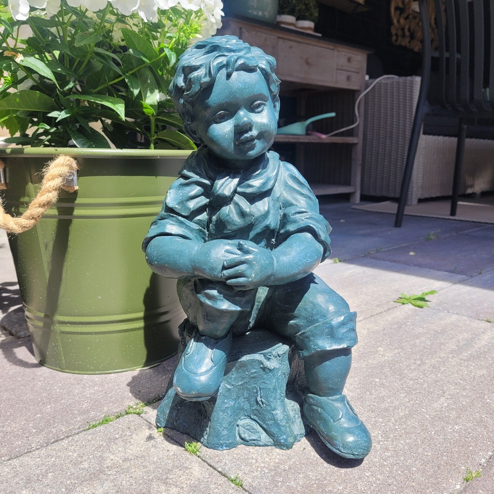 Prachtig tuinbeeld, jongentje zittend, Tuin en Terras, Ophalen of Verzenden, Zo goed als nieuw, Kunststof, Overige typen