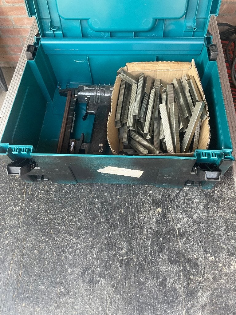 Tacker/nietmachine met nietjes in koffer op perslucht, Ophalen of Verzenden, Gebruikt, Tacker/nietmachine, Overige merken