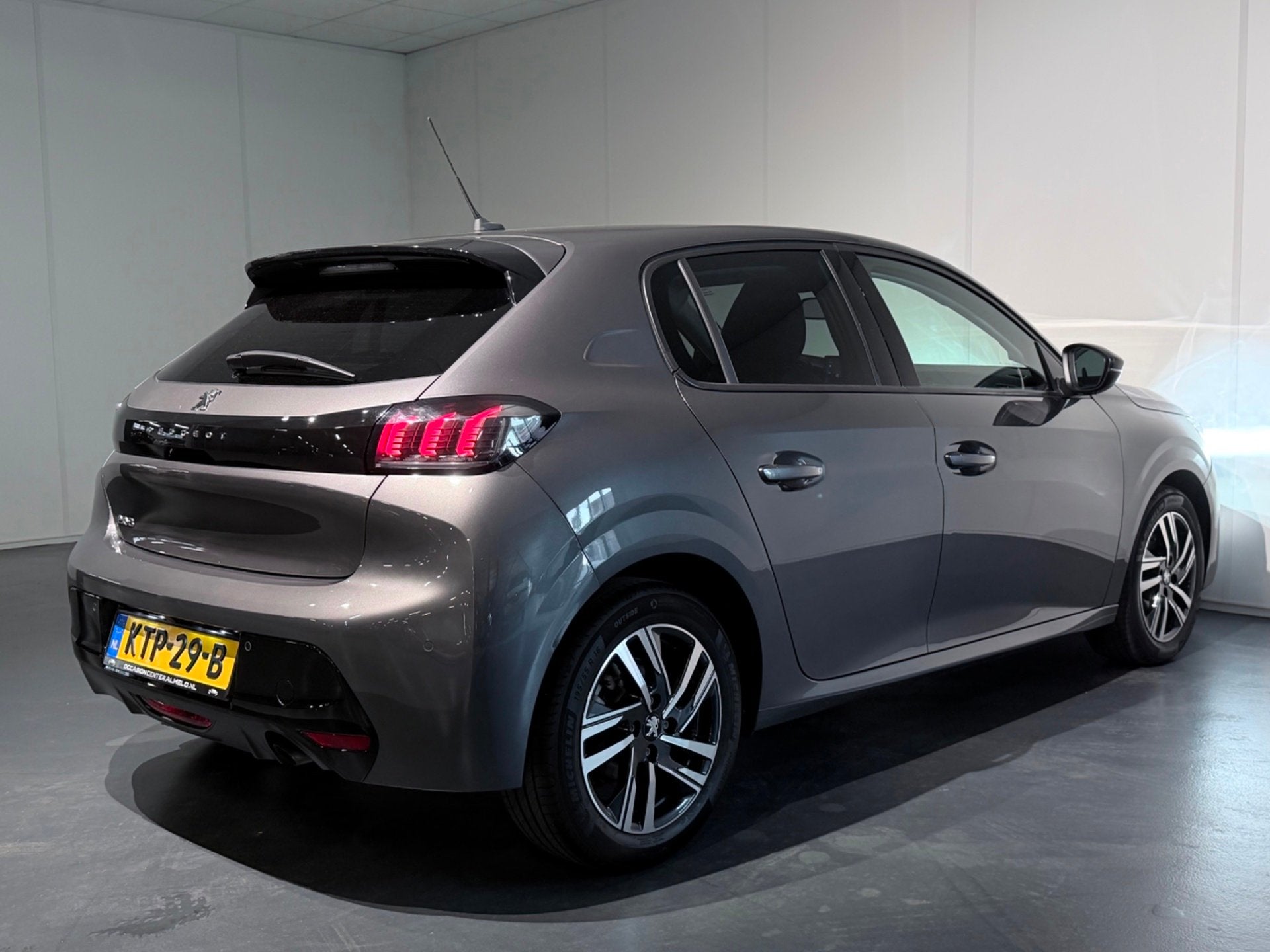 Peugeot 208 1.2 PureTech GT /3D i-Cockpit/Clima/ACC/CarPlay/, Voorwielaandrijving, Dealer onderhouden, 101 pk, Gebruikt