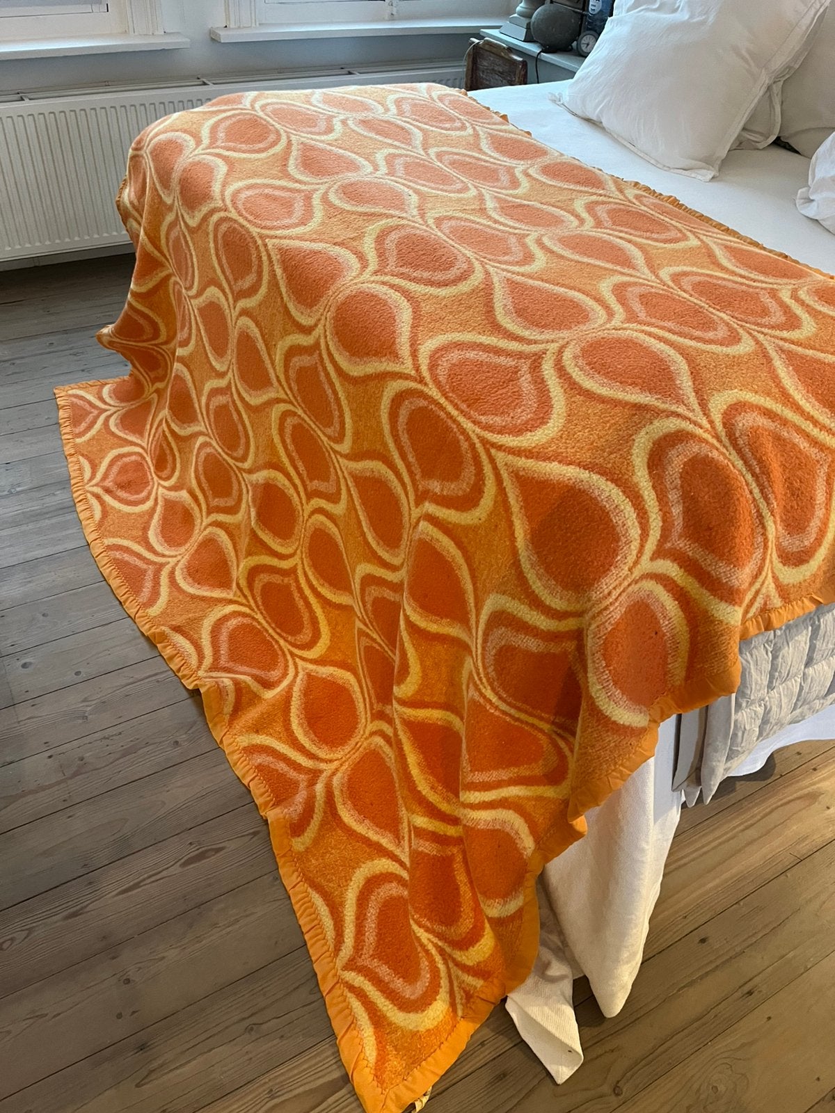 FANTASTISCH LEUKE DEKEN WOONDEKEN ORANJE GEEL VINTAGE BED, Ophalen of Verzenden, Zo goed als nieuw, Woondeken