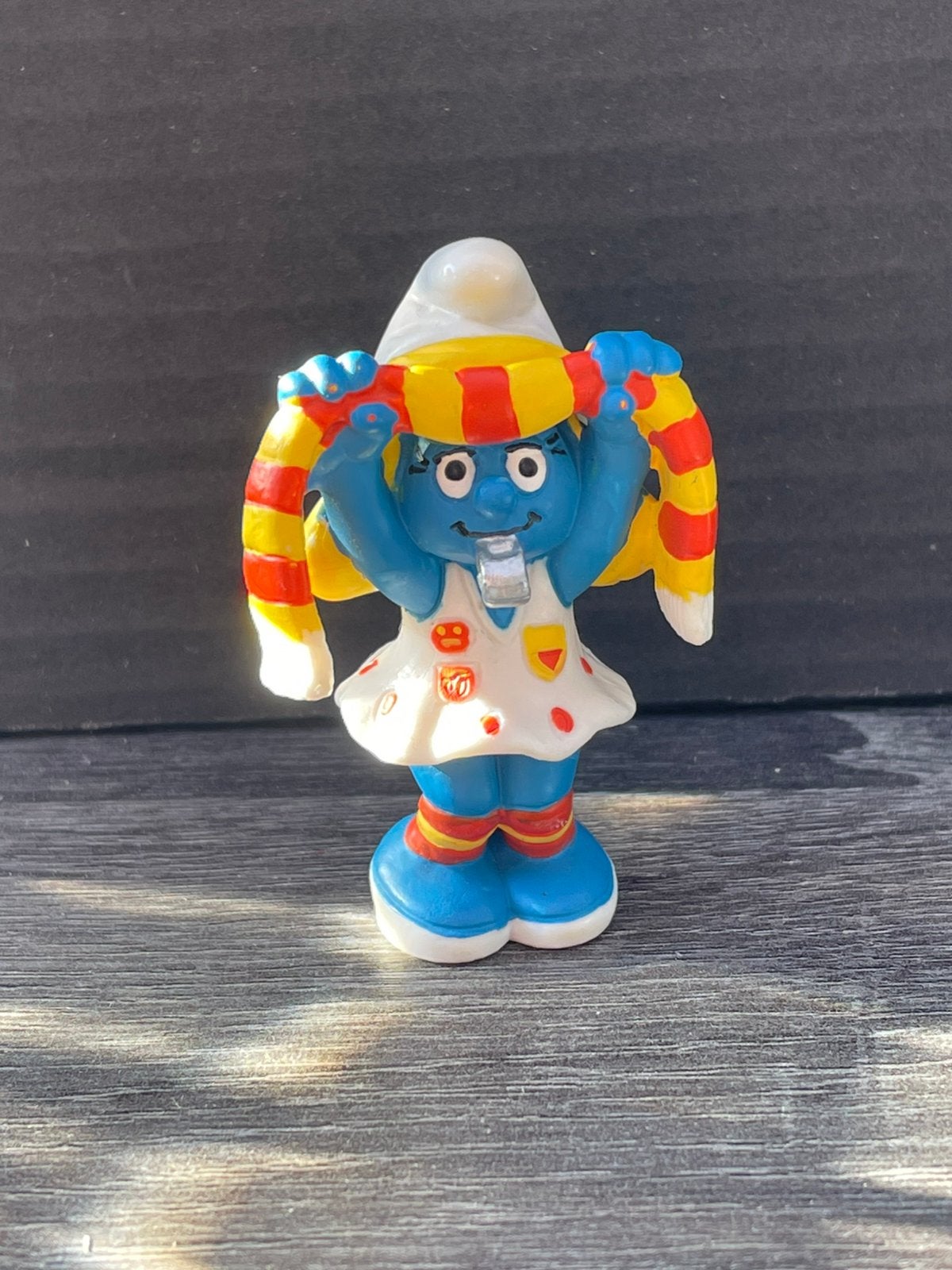 Smurfin met sjaal - Vintage Smurfen figuurtje, Verzamelen, Smurfen, Ophalen of Verzenden, Gebruikt, Smurfin, Poppetje, Figuurtje of Knuffel