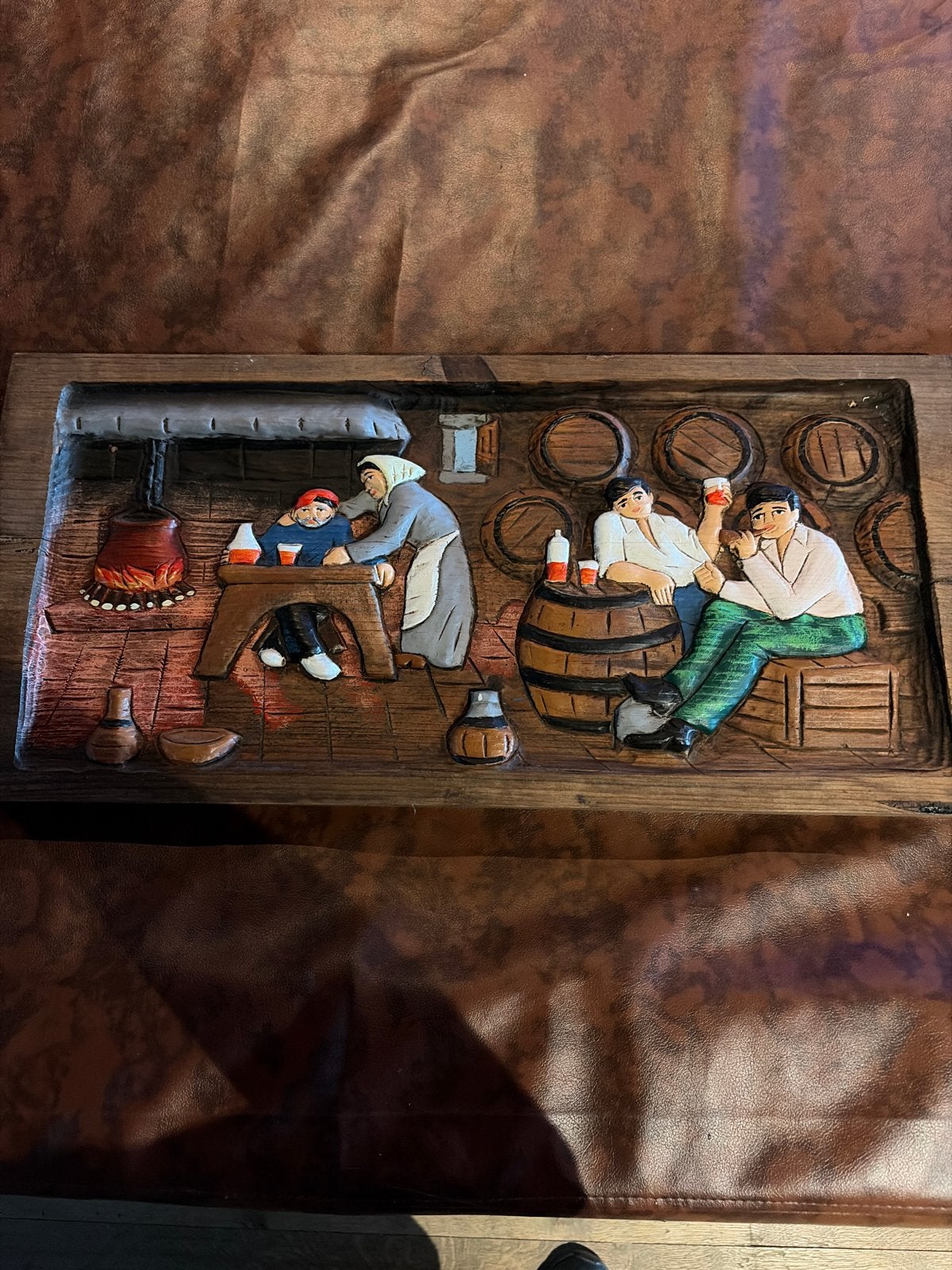 Gedetailleerd houtsnijwerk: Scène in een herberg, 67x32 cm, Antiek en Kunst, Houtsnijwerk, Handgemaakt, Scène, Hout