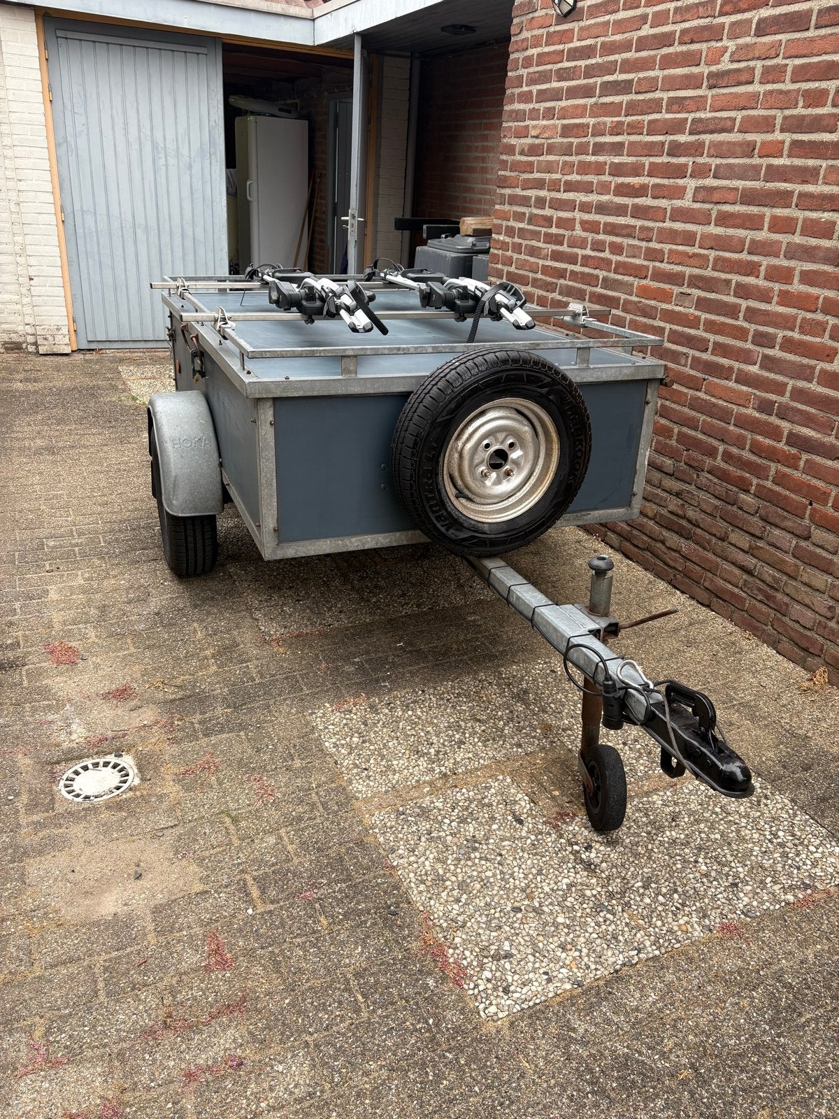 Gesloten aanhanger met Thule Fietsdragers, Ophalen, Gebruikt