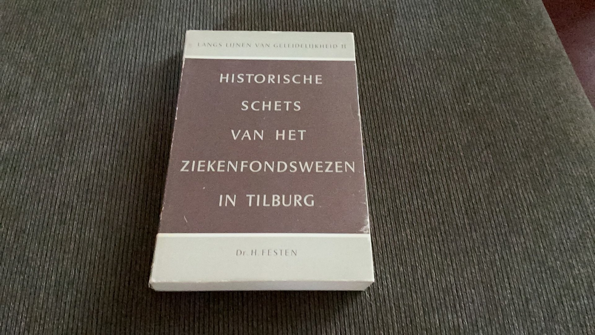 Historische schets van het ziekenfondswezen in Tilburg, Ophalen of Verzenden, 20e eeuw of later, Zo goed als nieuw