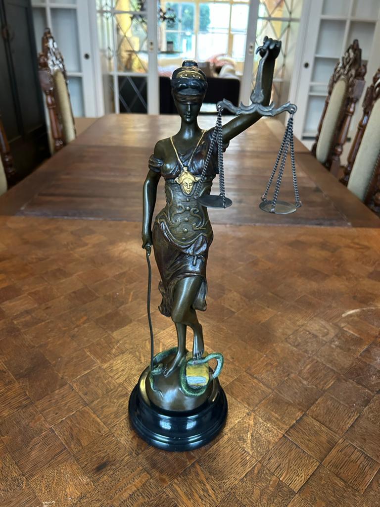 Lady Justice brons beeld, Ophalen