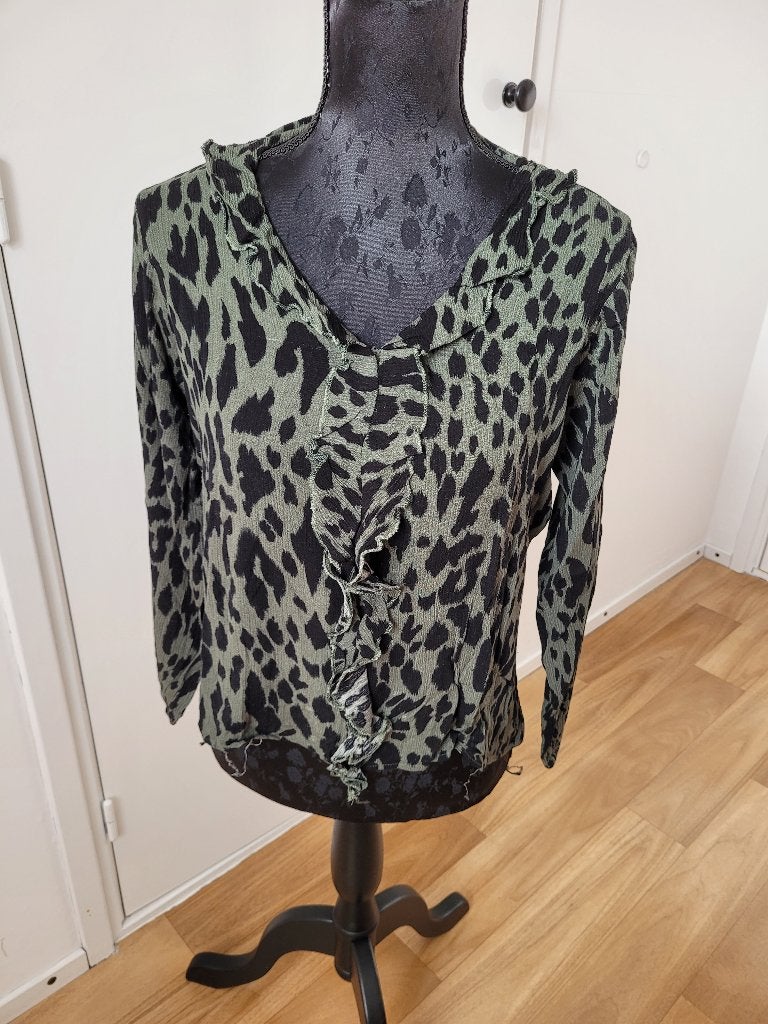 ES&SY groene ruffles panter leopard blouse maat 40 zgan, Maat 38/40 (M), Ophalen of Verzenden, Zo goed als nieuw, ES&SY