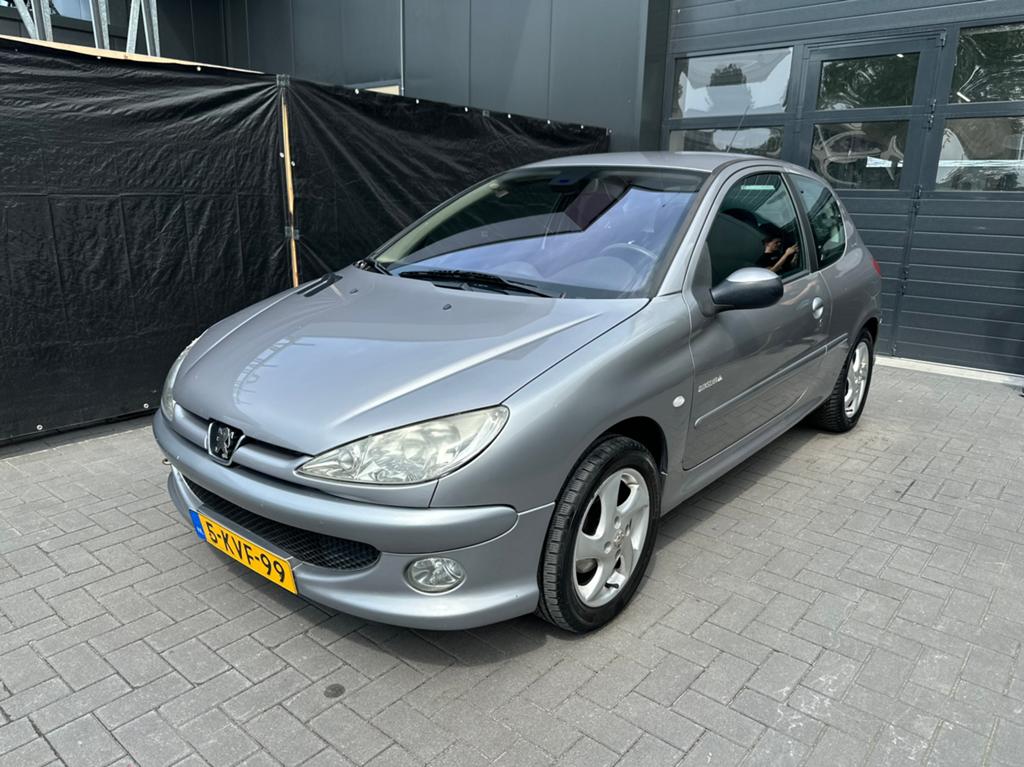 Peugeot 206, 2004, Auto's, Peugeot, Bedrijf, Benzine, C, Hatchback, Handgeschakeld, Geïmporteerd, Zilver of Grijs, Zwart, Stof