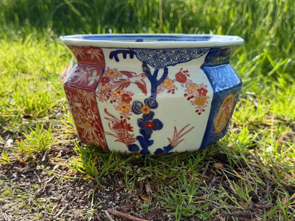 Een zeldzame porseleinen kom in de Japanse Imari-stijl, Antiek en Kunst, Antiek | Porselein, Ophalen of Verzenden