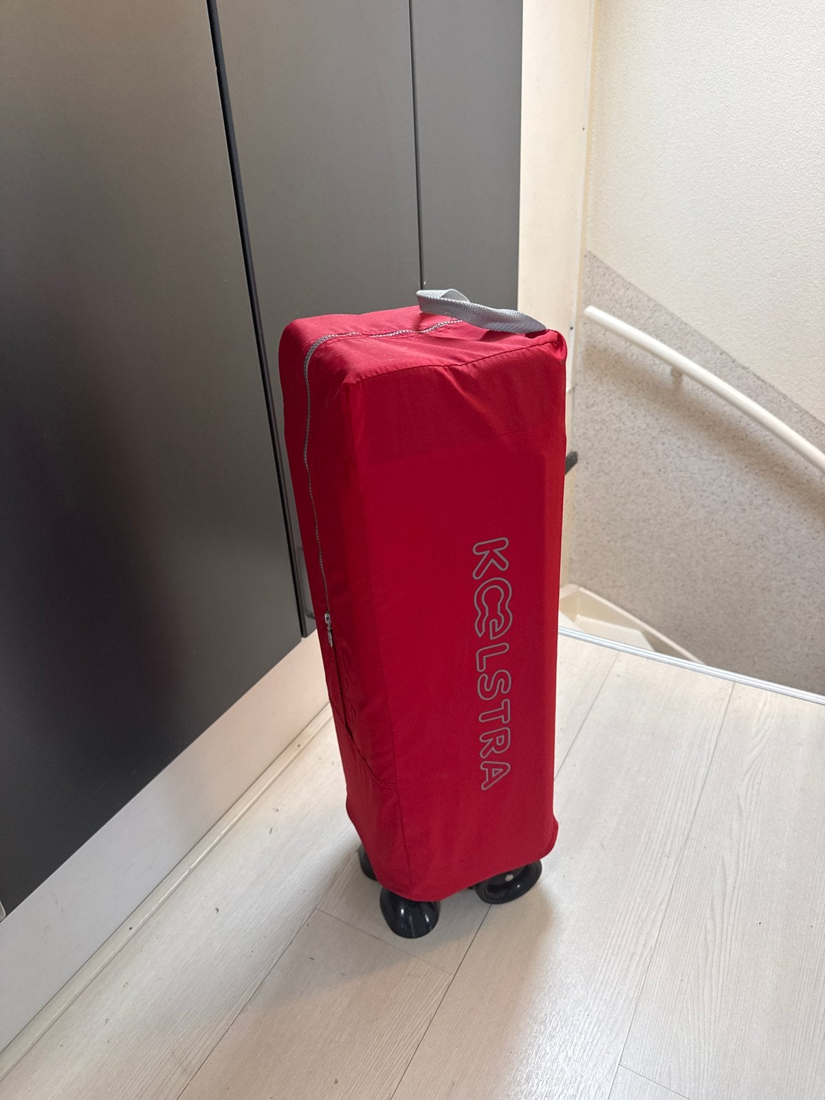 Koelstra reisbedje - Rood, compact en op wieltjes, Ophalen, Gebruikt, Reisbedje