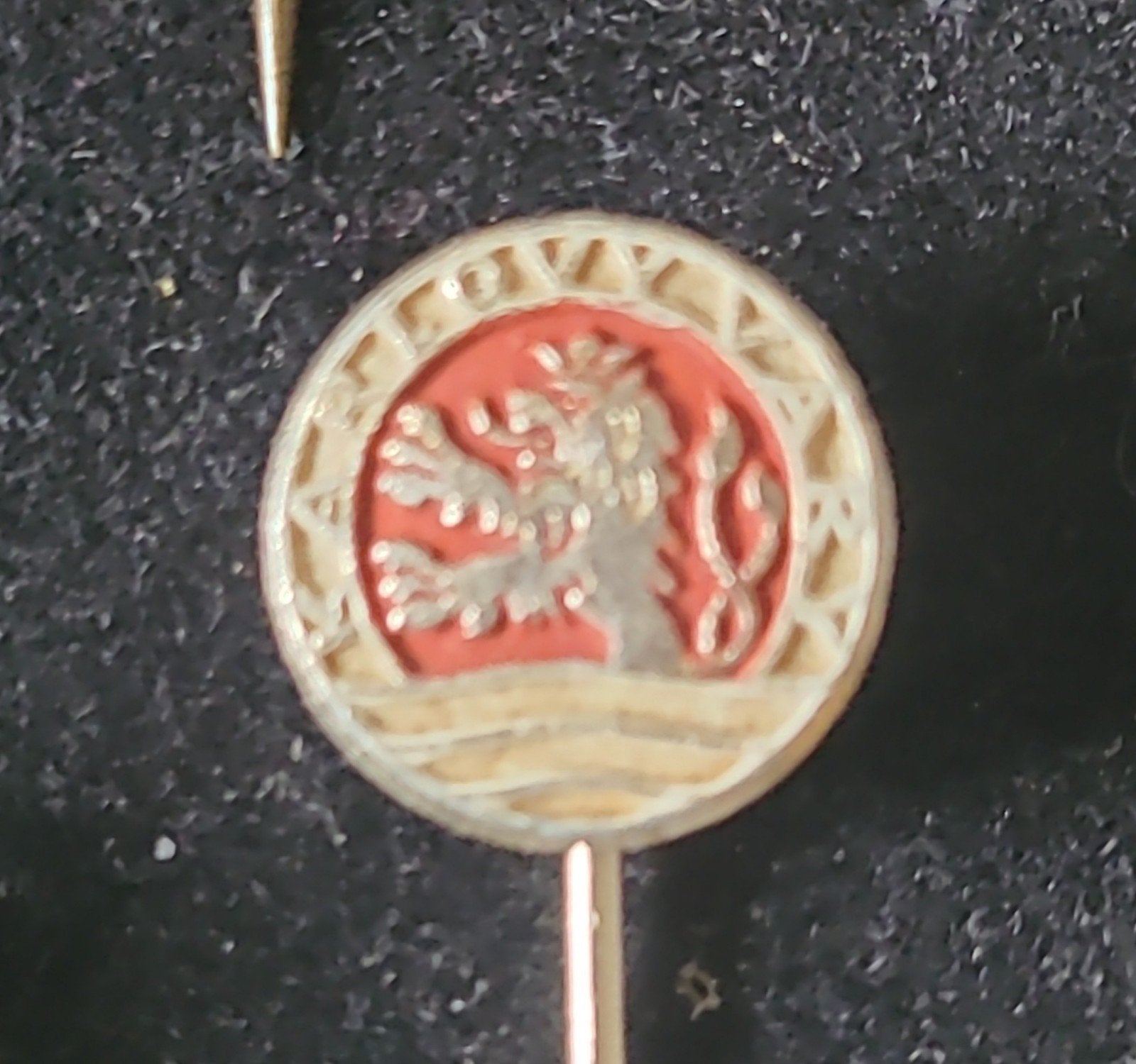 Vintage Speldje met Leeuw - Rood en Zilver, Verzenden, Gebruikt, Overige onderwerpen, Speldje of Pin