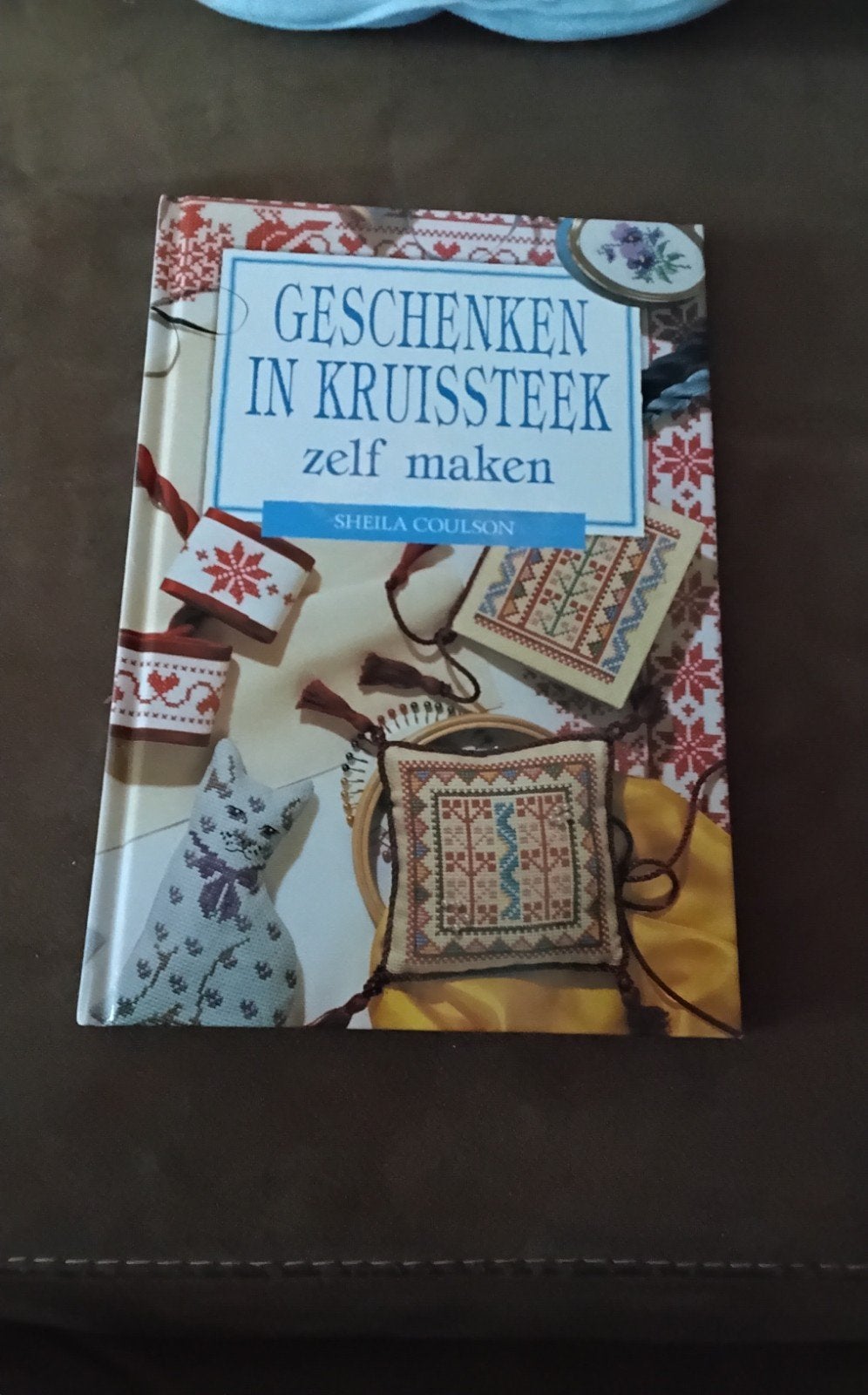 Geschenken in Kruissteek zelf maken - Sheila Coulson, Ophalen of Verzenden, Gelezen, Borduren en Naaien, Sheila Coulson