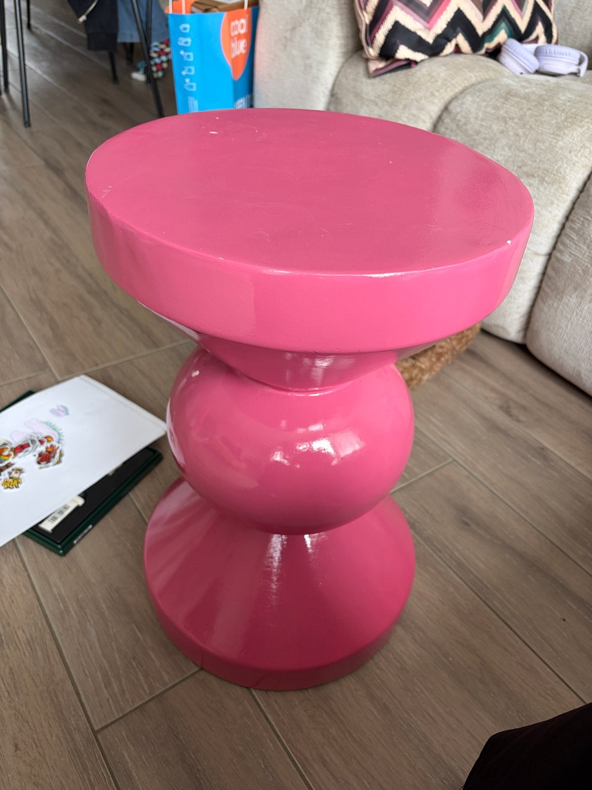 Leuke roze bijzettafel - Perfect voor een vrolijk interieur!, Overige materialen, Minder dan 55 cm, Gebruikt, Rond