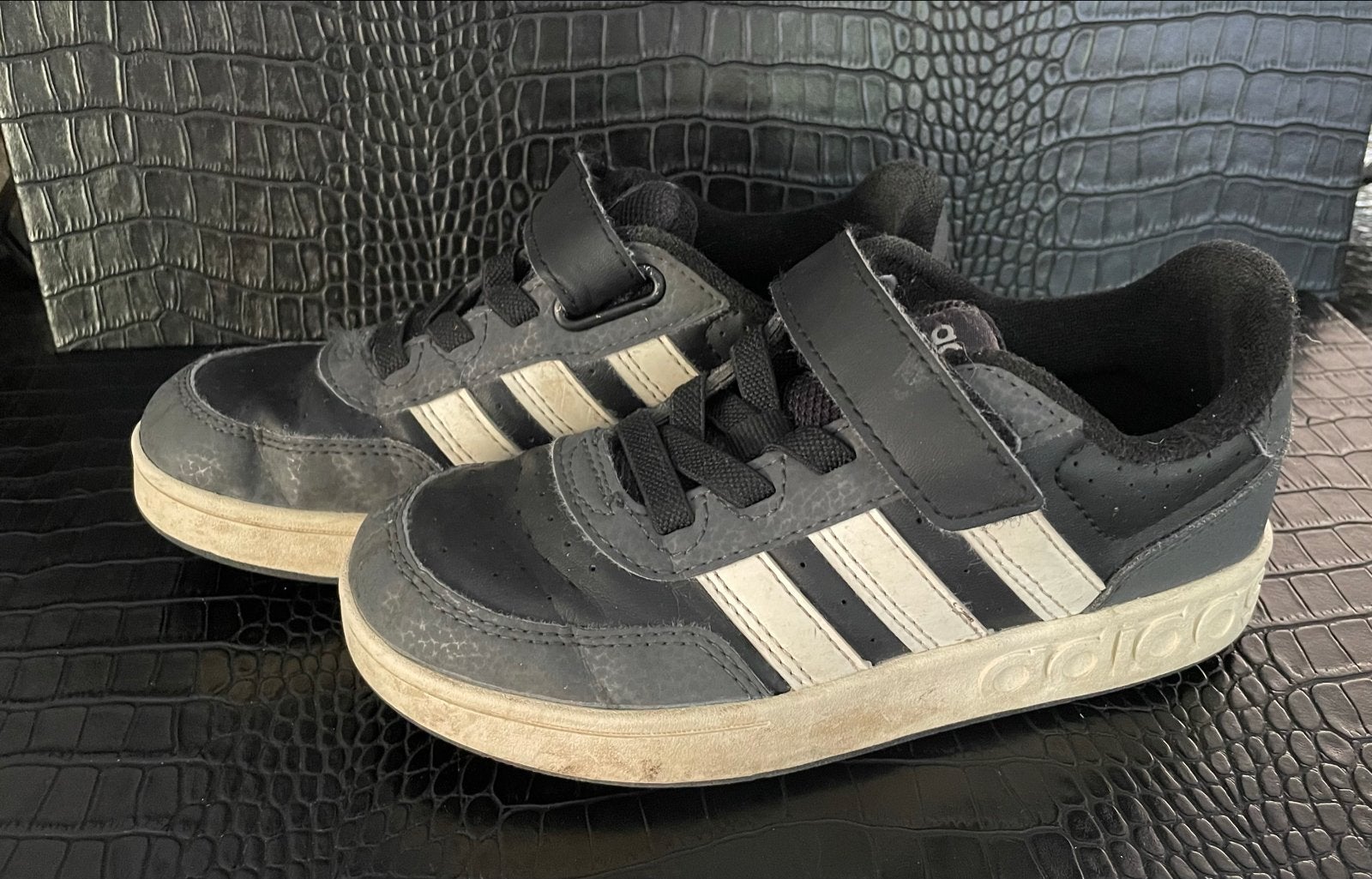 Adidas sneakers maat 31 met klittenband en elastische veters, Ophalen of Verzenden, Gebruikt, Jongen of Meisje, Sportschoenen