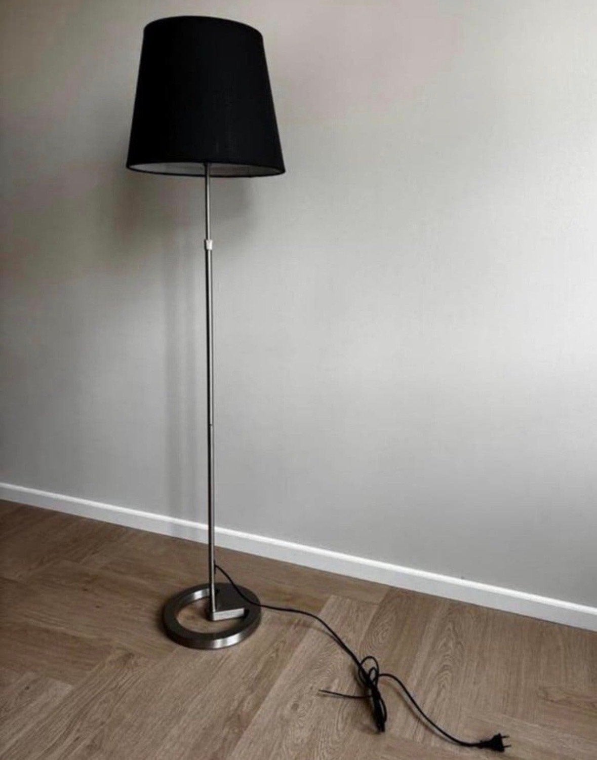 IKEA NYFORS Staande lamp met zwarte kap, Huis en Inrichting, Lampen | Vloerlampen, Ophalen, E27 (groot), Zo goed als nieuw, Metaal