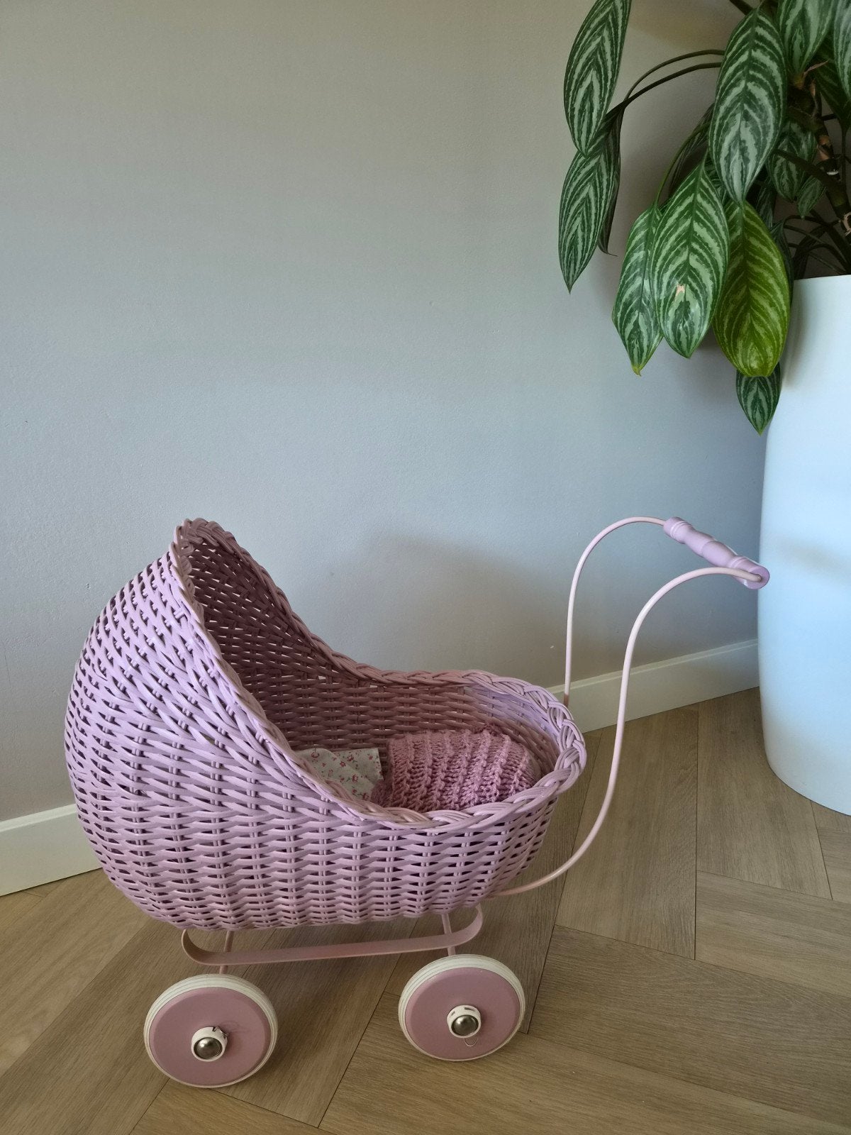 Roze rieten poppenwagen met pop en deken, Ophalen, Zo goed als nieuw, Babypop