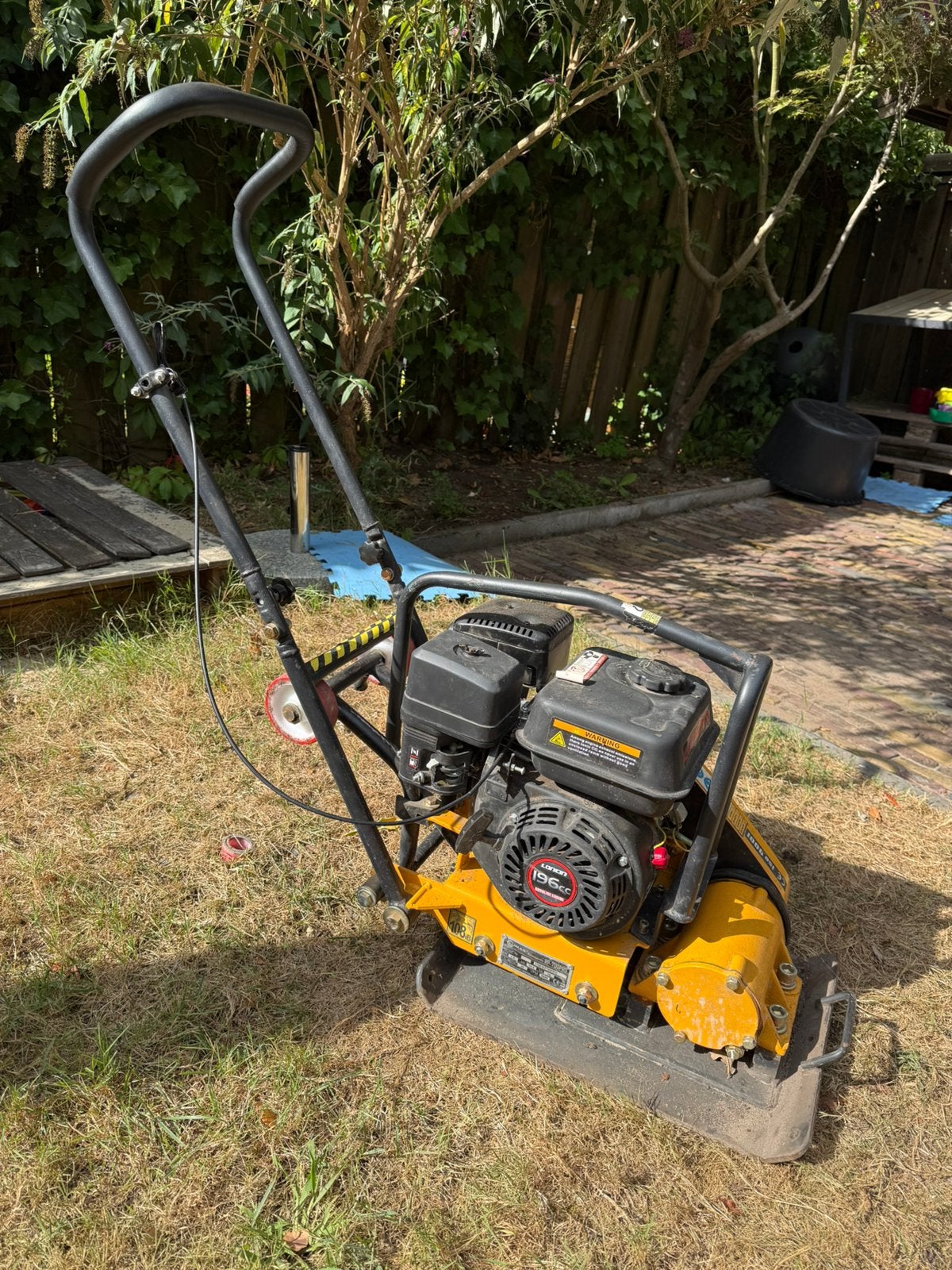 Te huur: Trilplaat (70 kg) – €30 per dag