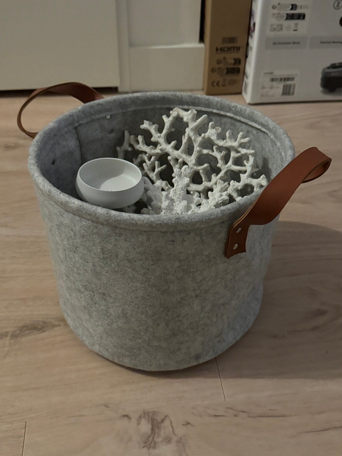 Mand met decoratie, Ophalen, Zo goed als nieuw