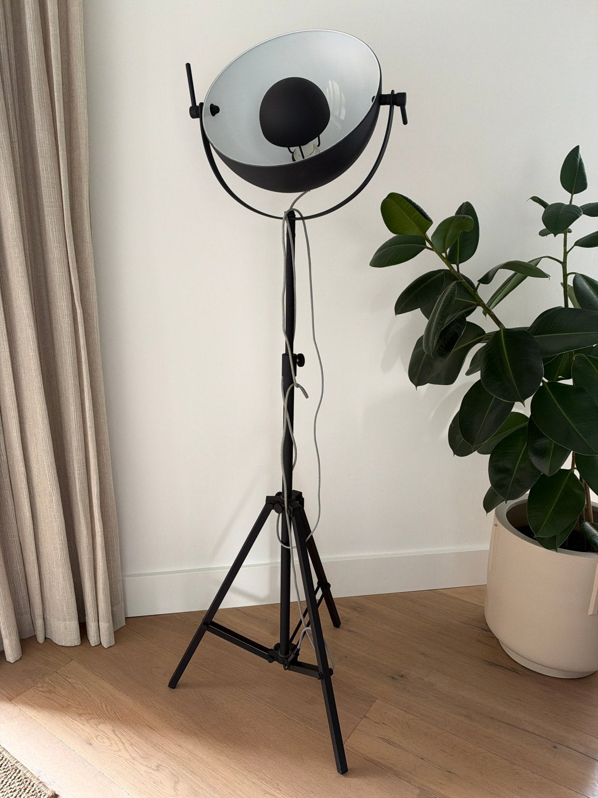 Zwarte vloerlamp op statief - Loods 5, Huis en Inrichting, Ophalen, Gebruikt, E27 (groot), Metaal