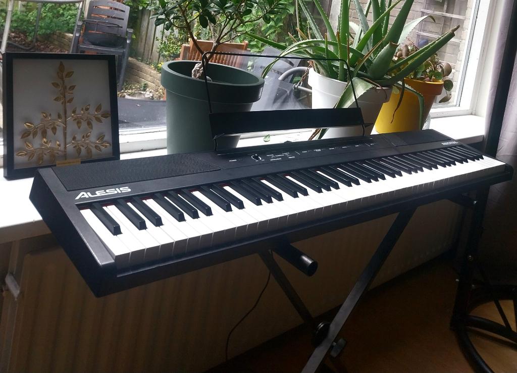 Alesis recital 88-keys piano + accessoires, Ophalen, Gebruikt, Zwart, Digitaal