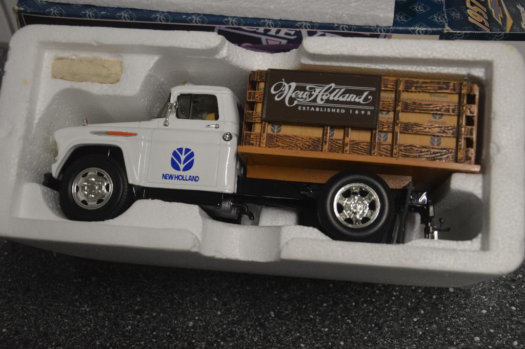 1957 Chevy Stake Truck NEW HOLLAND, Hobby en Vrije tijd, Modelauto's | 1:24, Ophalen of Verzenden, Nieuw, Bus of Vrachtwagen, Overige merken