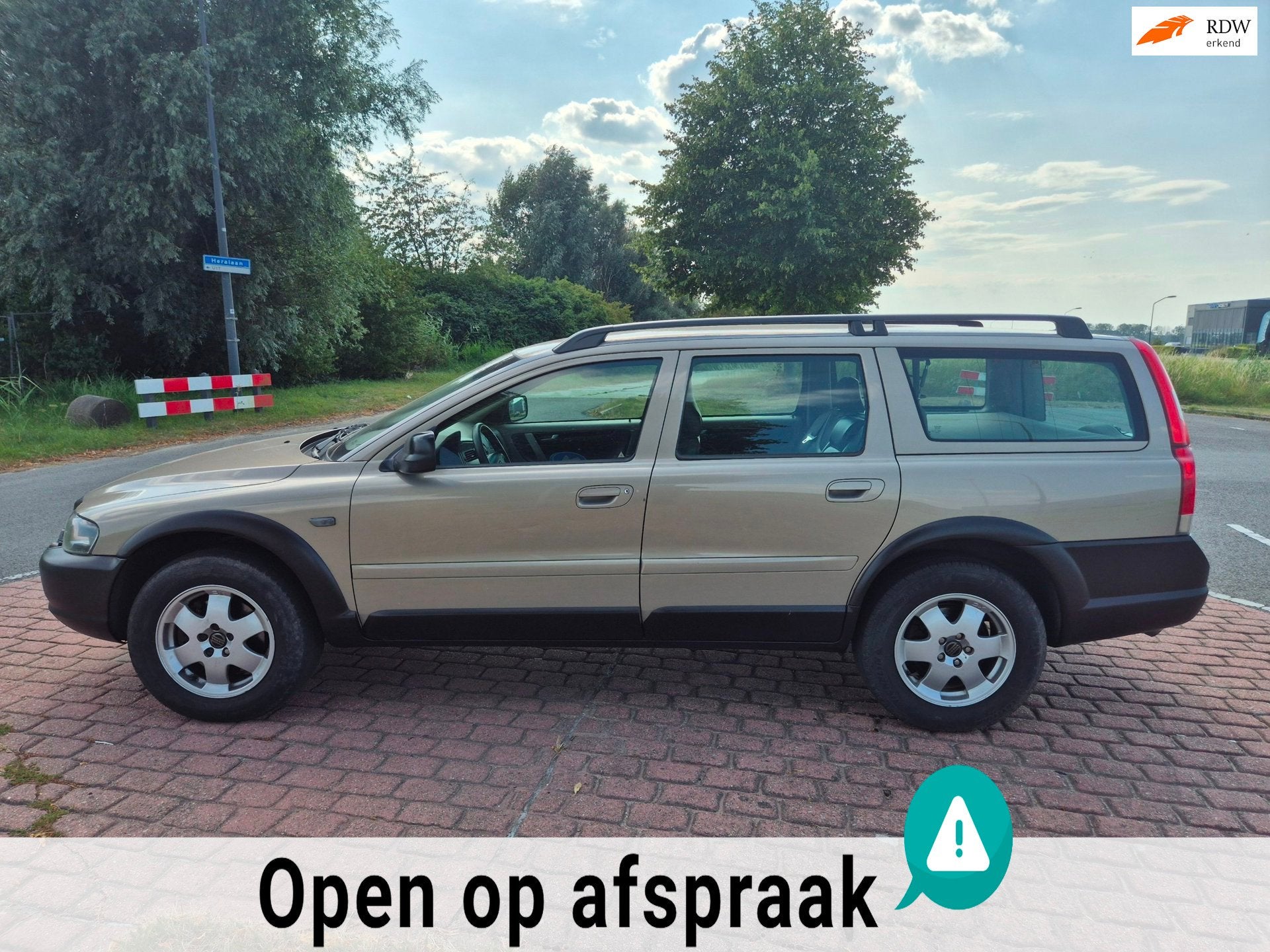 Volvo V70 Cross Country 2.4 T Geartr Comf., Bruin, Vierwielaandrijving, 93 €/maand, Onderhoudsboekje
