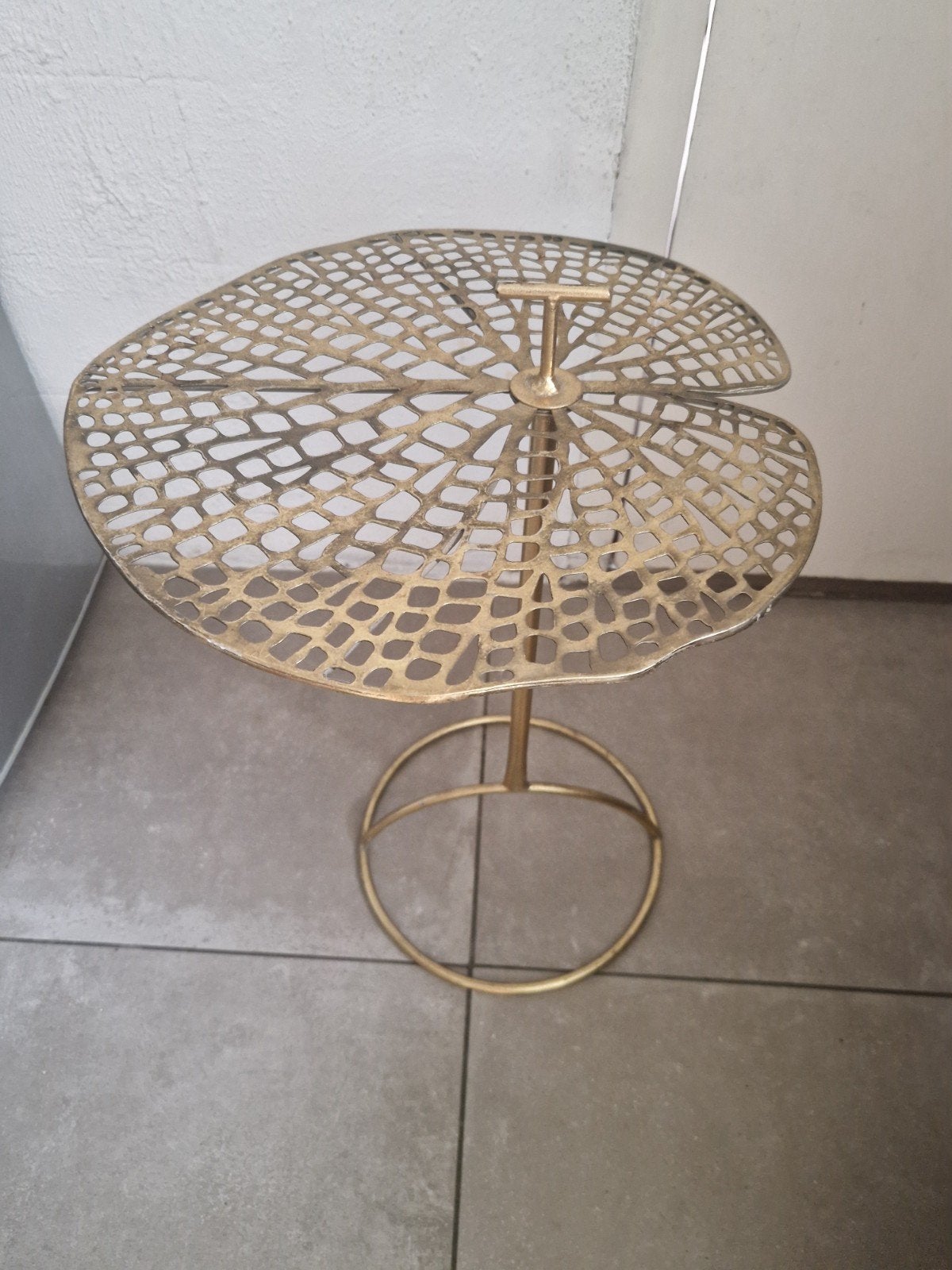 Gouden bijzettafel in bladmotief, Huis en Inrichting, Metaal of Aluminium, 55 tot 75 cm, Zo goed als nieuw, Ophalen