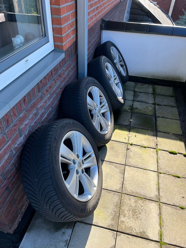 17 inch lichtmetalen velgen met Goodyear 4-seizoenenbanden, Gebruikt, Velg(en), 17 inch, Ophalen of Verzenden