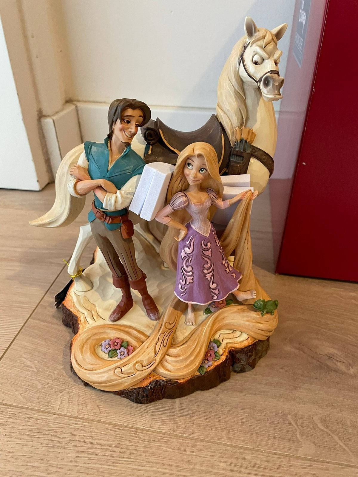 Disney Traditions jim shore carved by Rapunzel Flynn Maximus, Ophalen of Verzenden, Overige figuren, Nieuw, Beeldje of Figuurtje