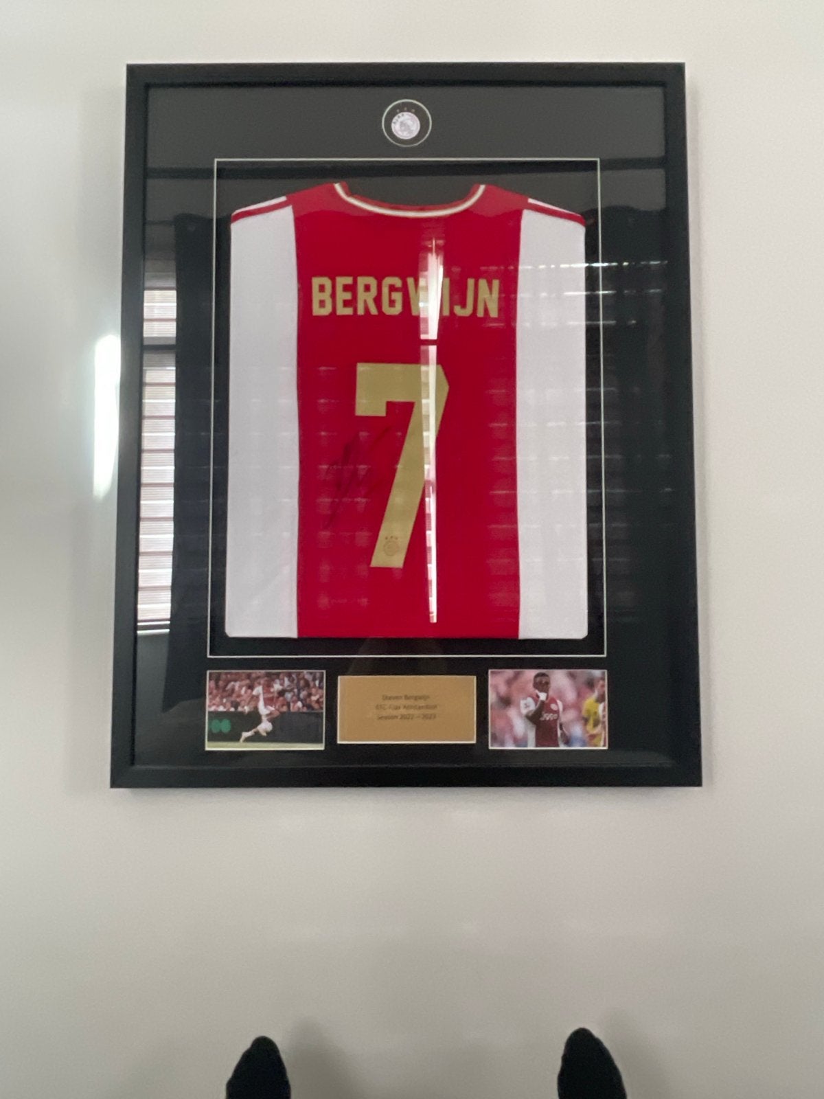 Ingelijst gesigneerd Ajax shirt Steven Bergwijn, Verzamelen, Ophalen of Verzenden, Zo goed als nieuw, Ajax, Shirt